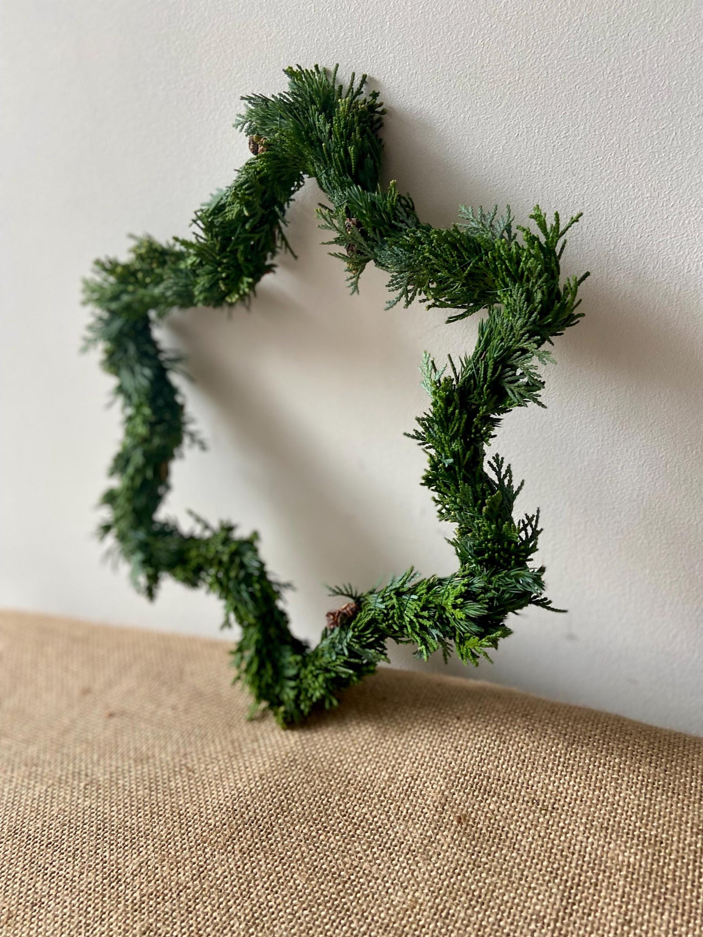 Stern aus frischem Grün | Türschmuck | Fensterschmuck | Koniferen | Advent | Weihnachten | Deko | Naturdeko | Stern | frisches Grün | Grün