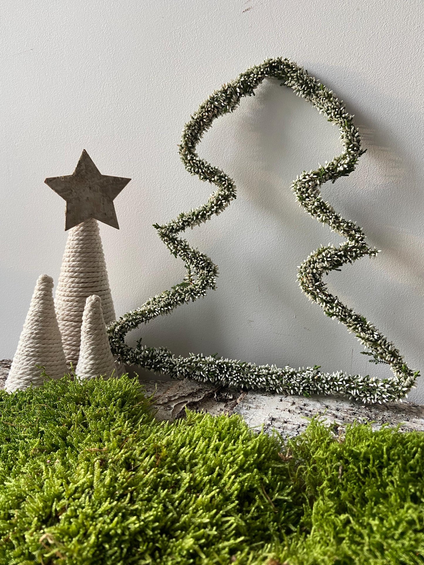 Tannenbaum aus Heide weiß | Türschmuck | Fensterschmuck | Heidebaum | Advent | Weihnachten | Deko | Naturdeko | Mini-Tannenbaum | Erika