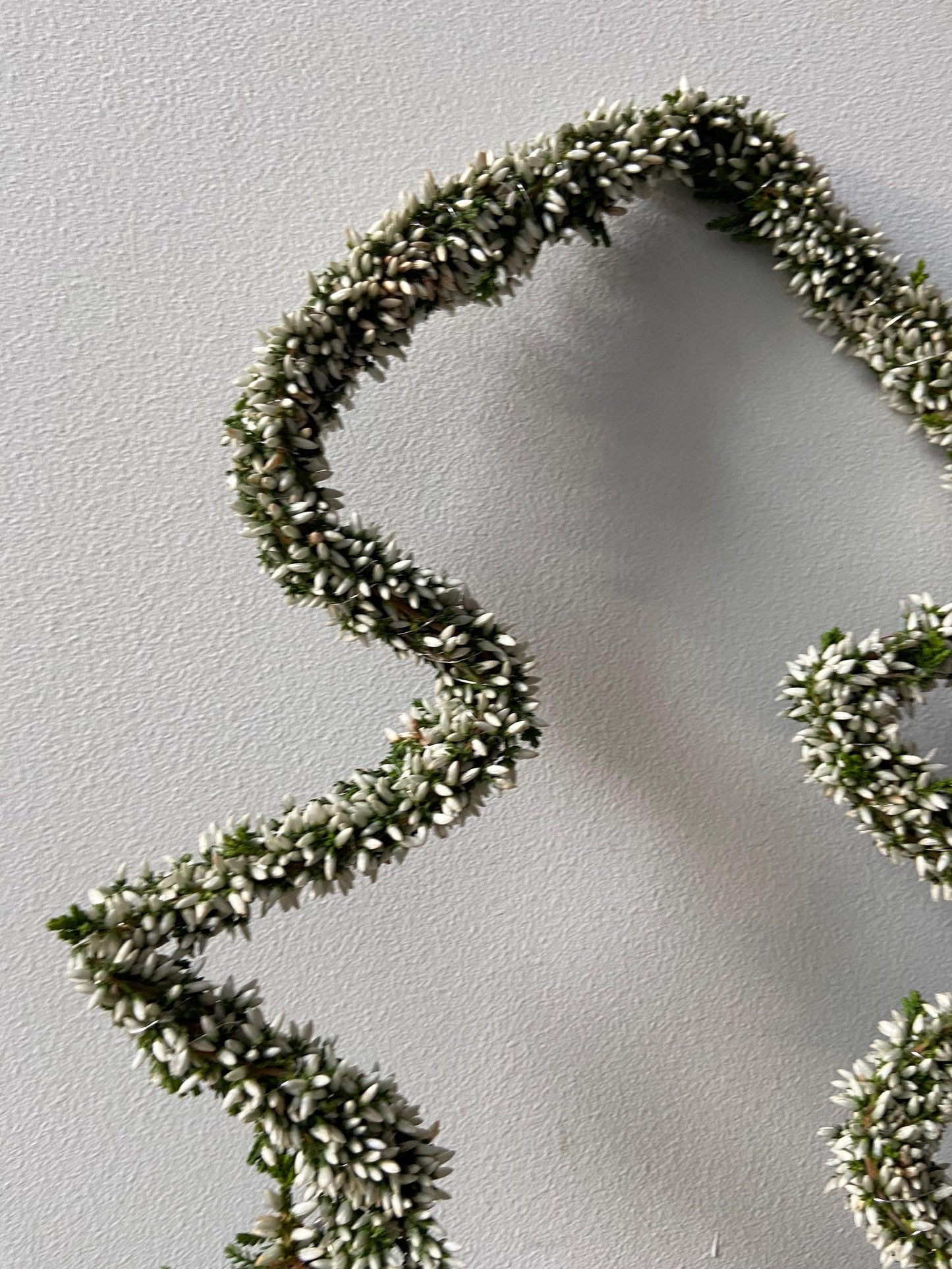 Tannenbaum aus Heide weiß | Türschmuck | Fensterschmuck | Heidebaum | Advent | Weihnachten | Deko | Naturdeko | Mini-Tannenbaum | Erika