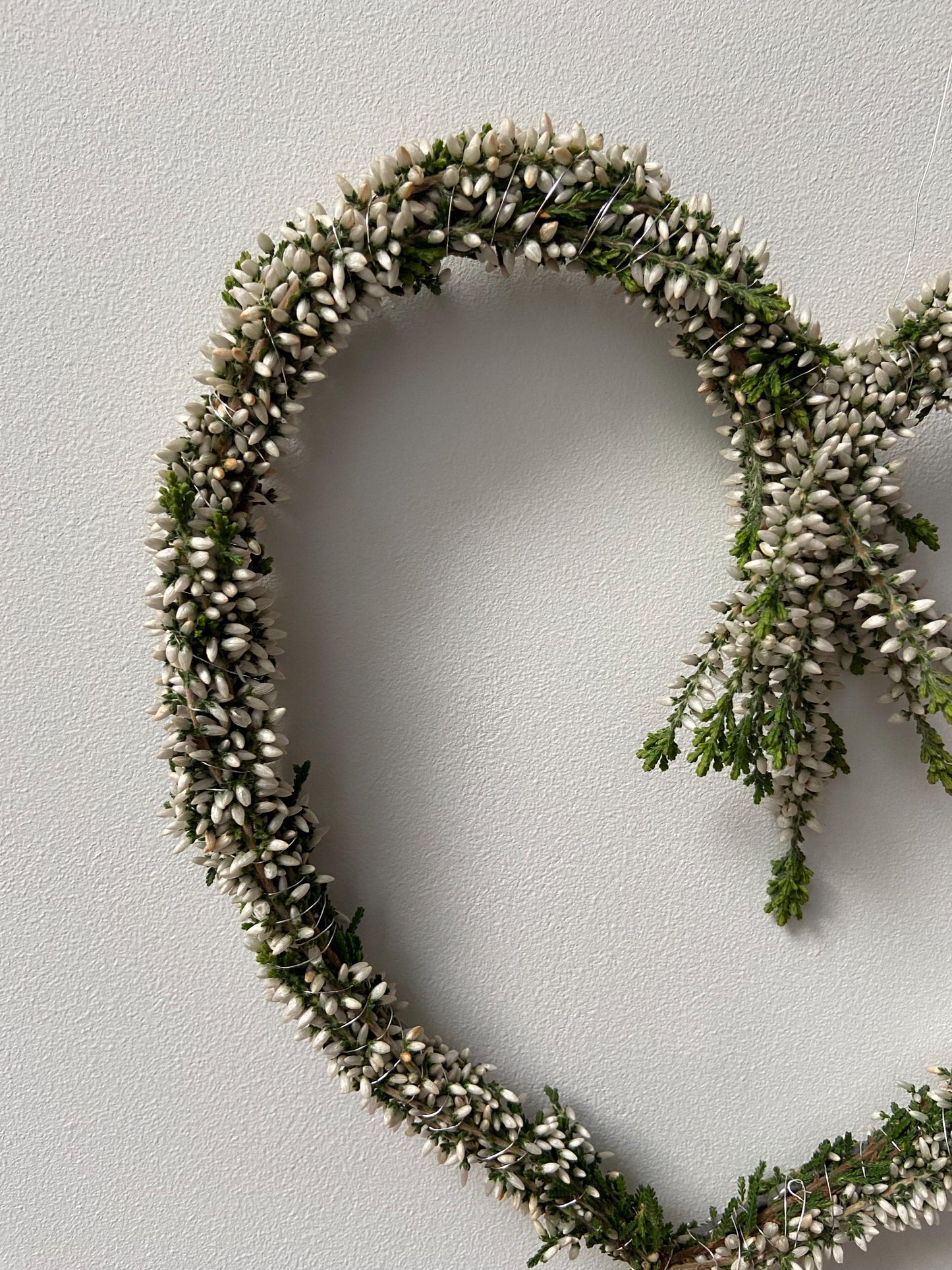 Herz aus Heide weiß | Türschmuck | Fensterschmuck | Heideherz | Advent | Weihnachten | Deko | Naturdeko | Herz | Erika | weiß | Herbst