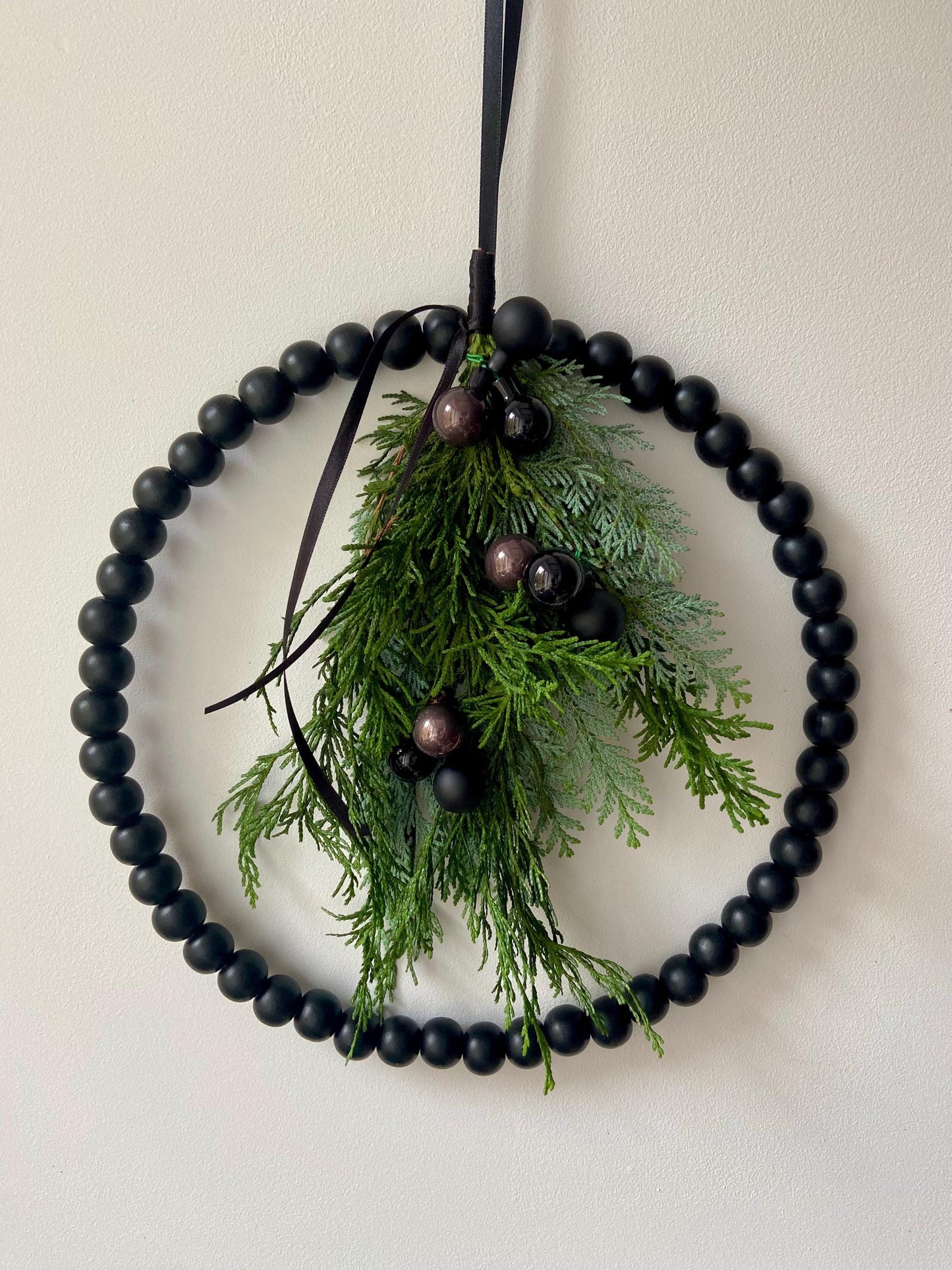 Kranz | Holzperlen | Schwarz | Koniferengrün | Kugeln | Weihnachten | Advent | Türschmuck | Home-Deko | Skandinavisch