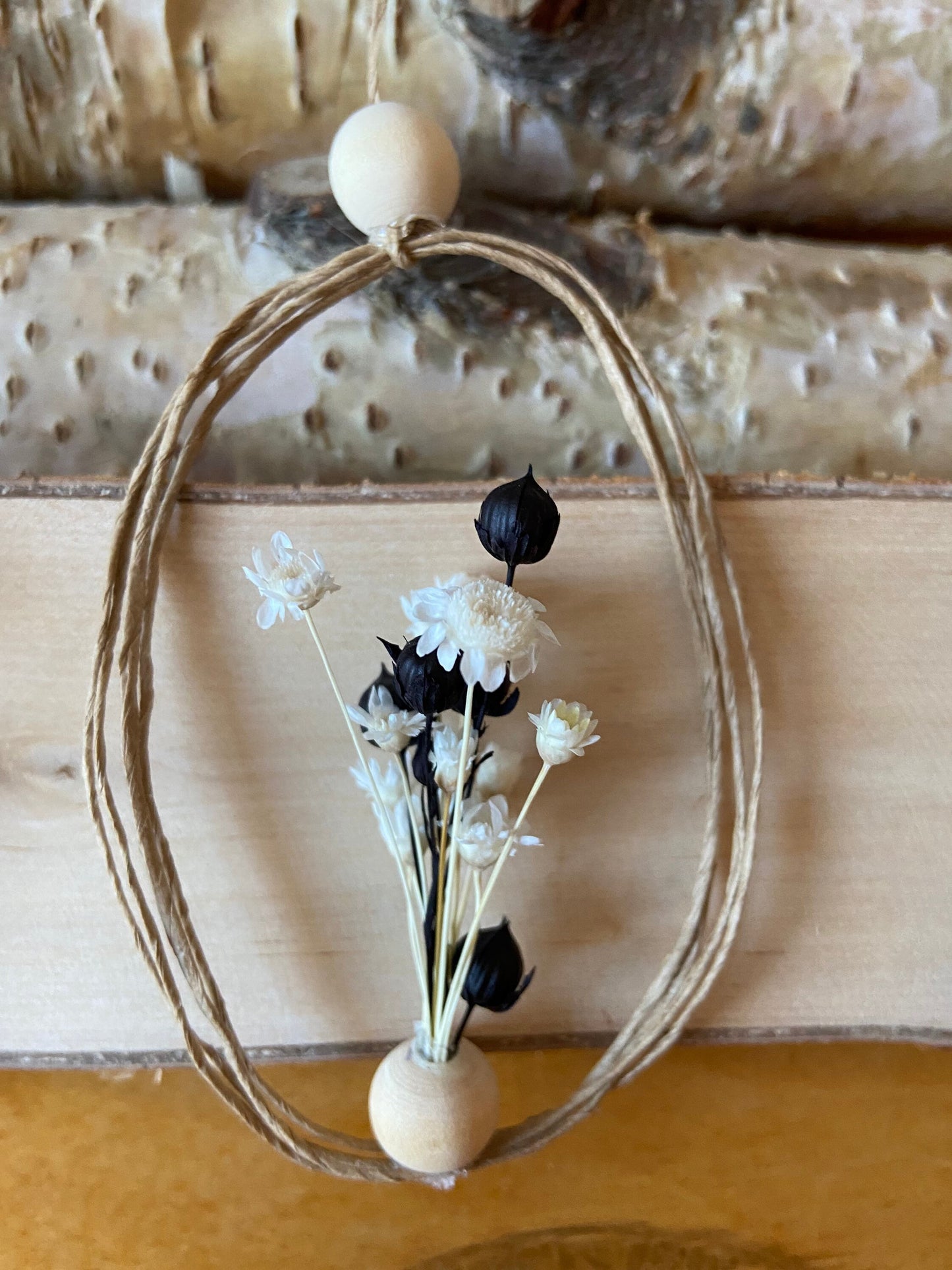 Ei | Anhänger | getrocknete Blüten | Ostern | Osterstrauch | Osterdeko | Schwarzweiß | Trockenblumen | schlichte Deko
