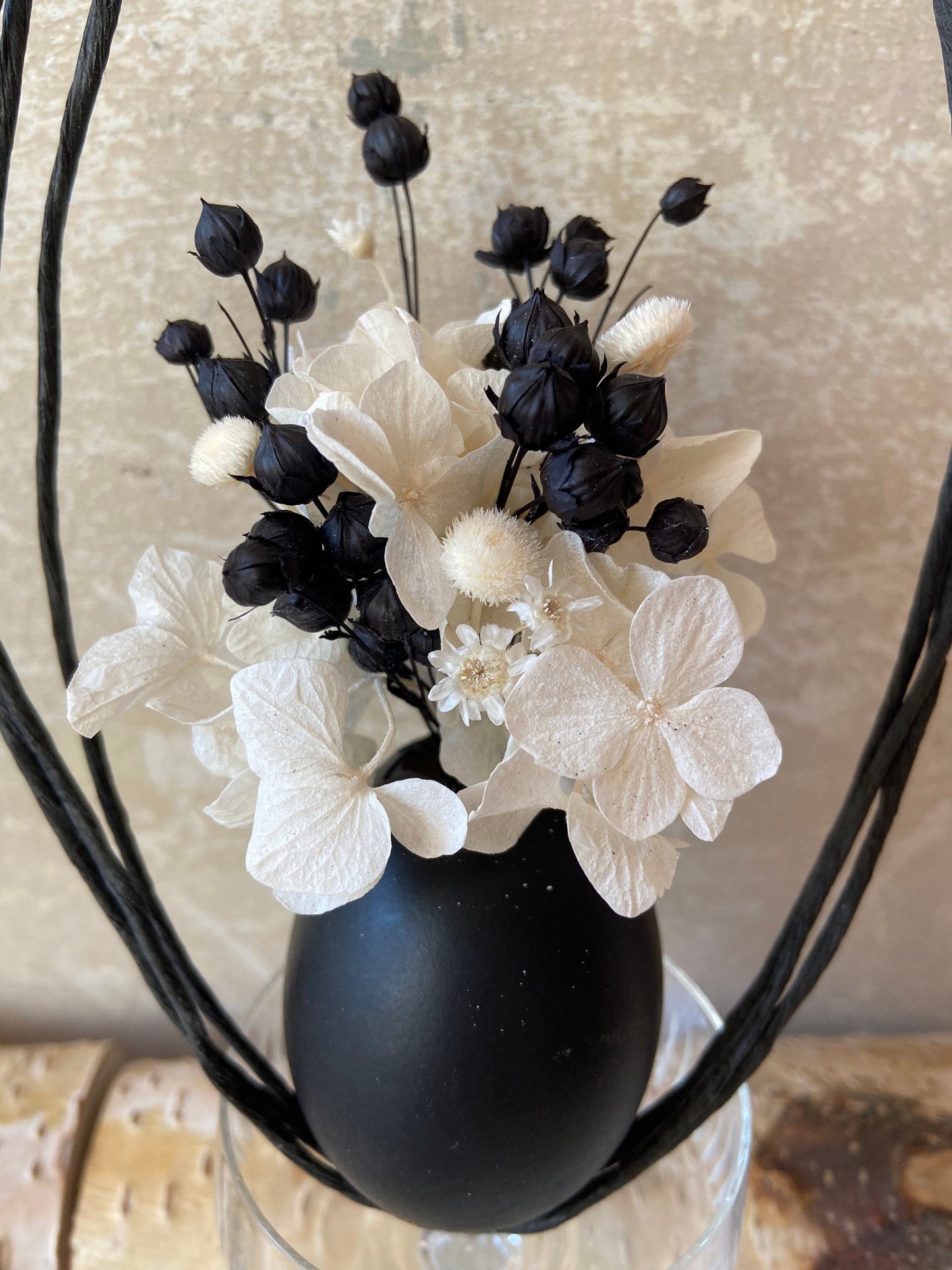 Ei | Anhänger | getrocknete Blüten | Ostern | Osterstrauch | Osterdeko | Schwarzweiß | Trockenblumen | schlichte Deko