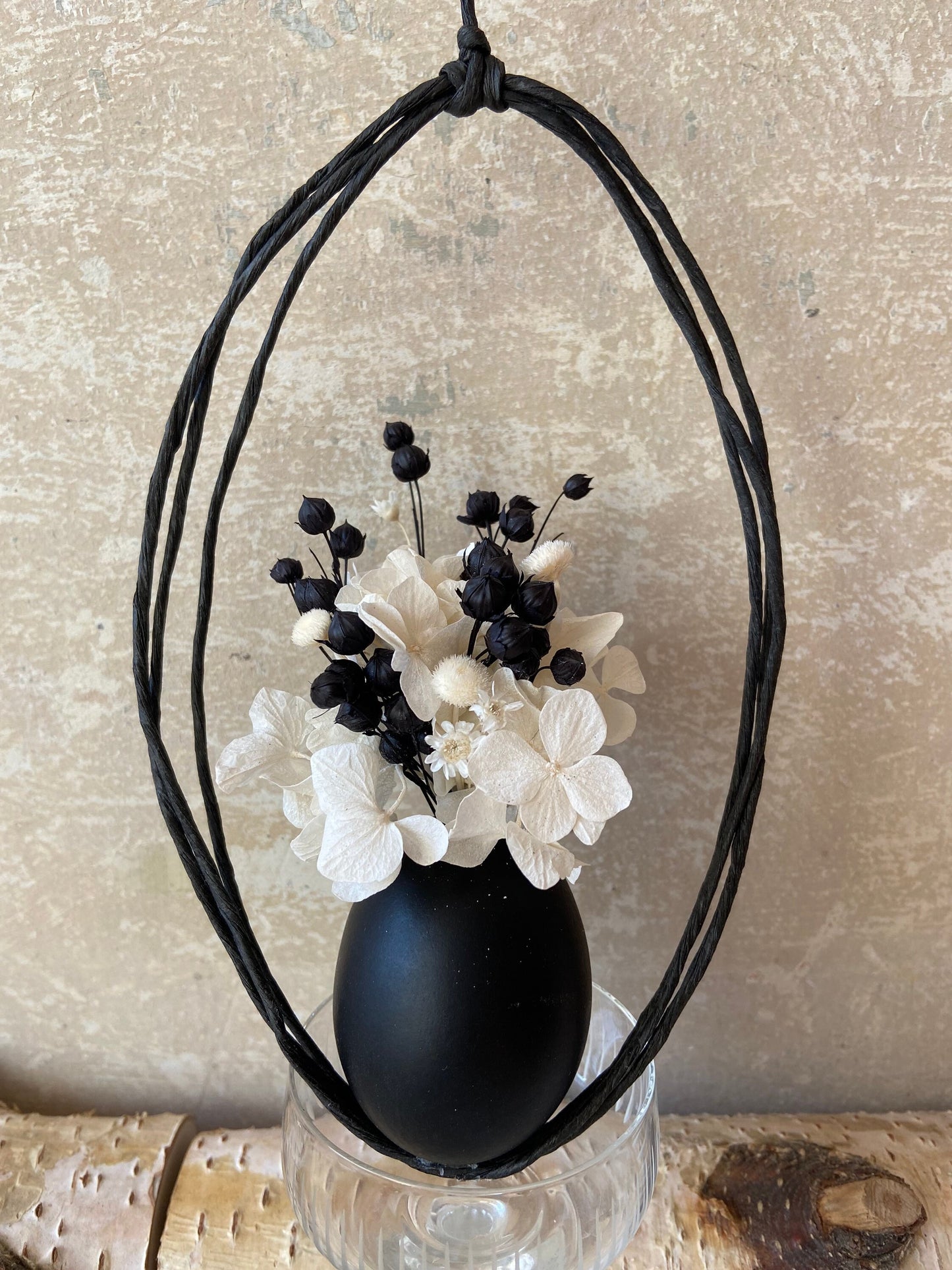 Ei | Anhänger | getrocknete Blüten | Ostern | Osterstrauch | Osterdeko | Schwarzweiß | Trockenblumen | schlichte Deko