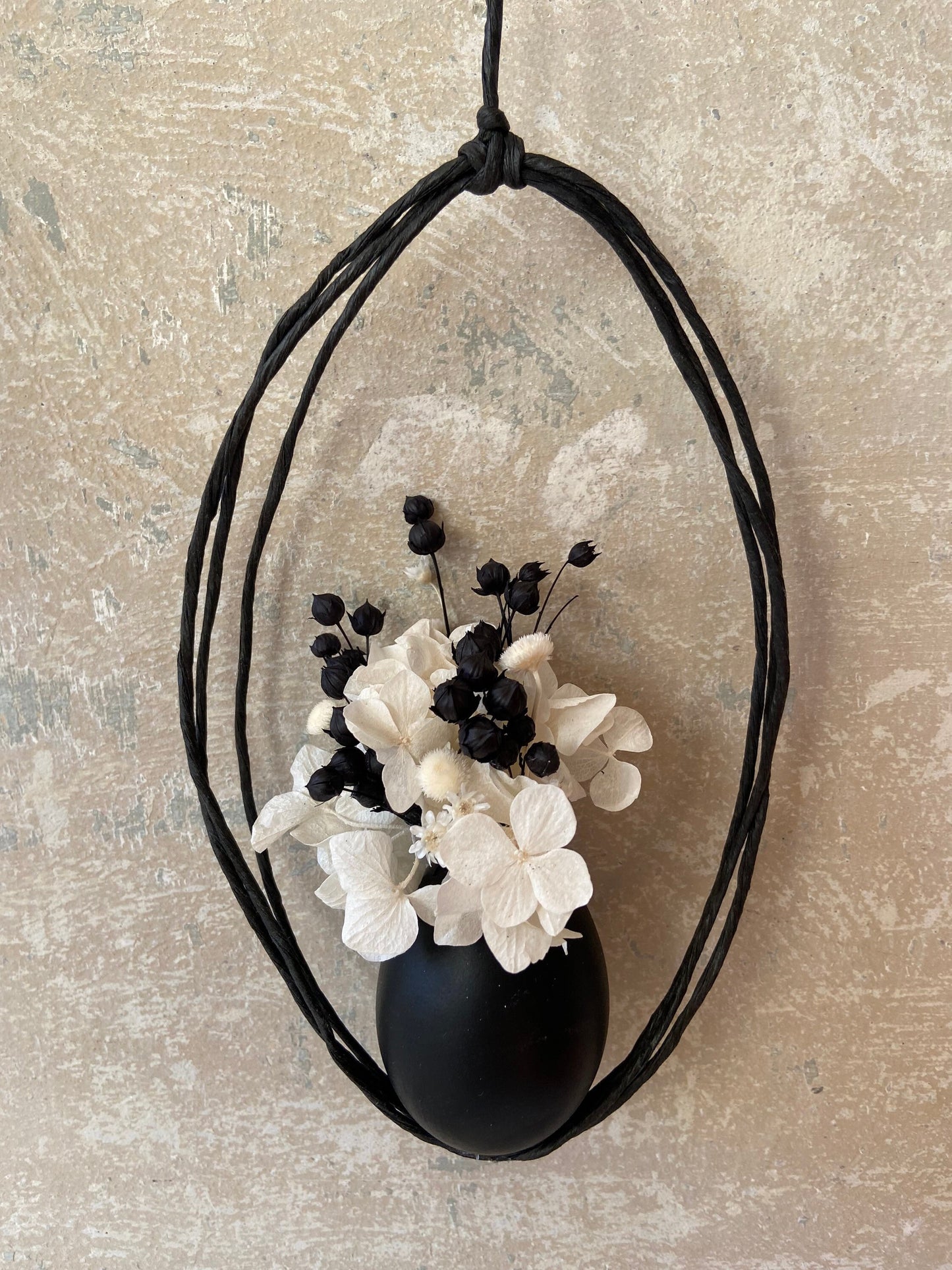 Ei | Anhänger | getrocknete Blüten | Ostern | Osterstrauch | Osterdeko | Schwarzweiß | Trockenblumen | schlichte Deko