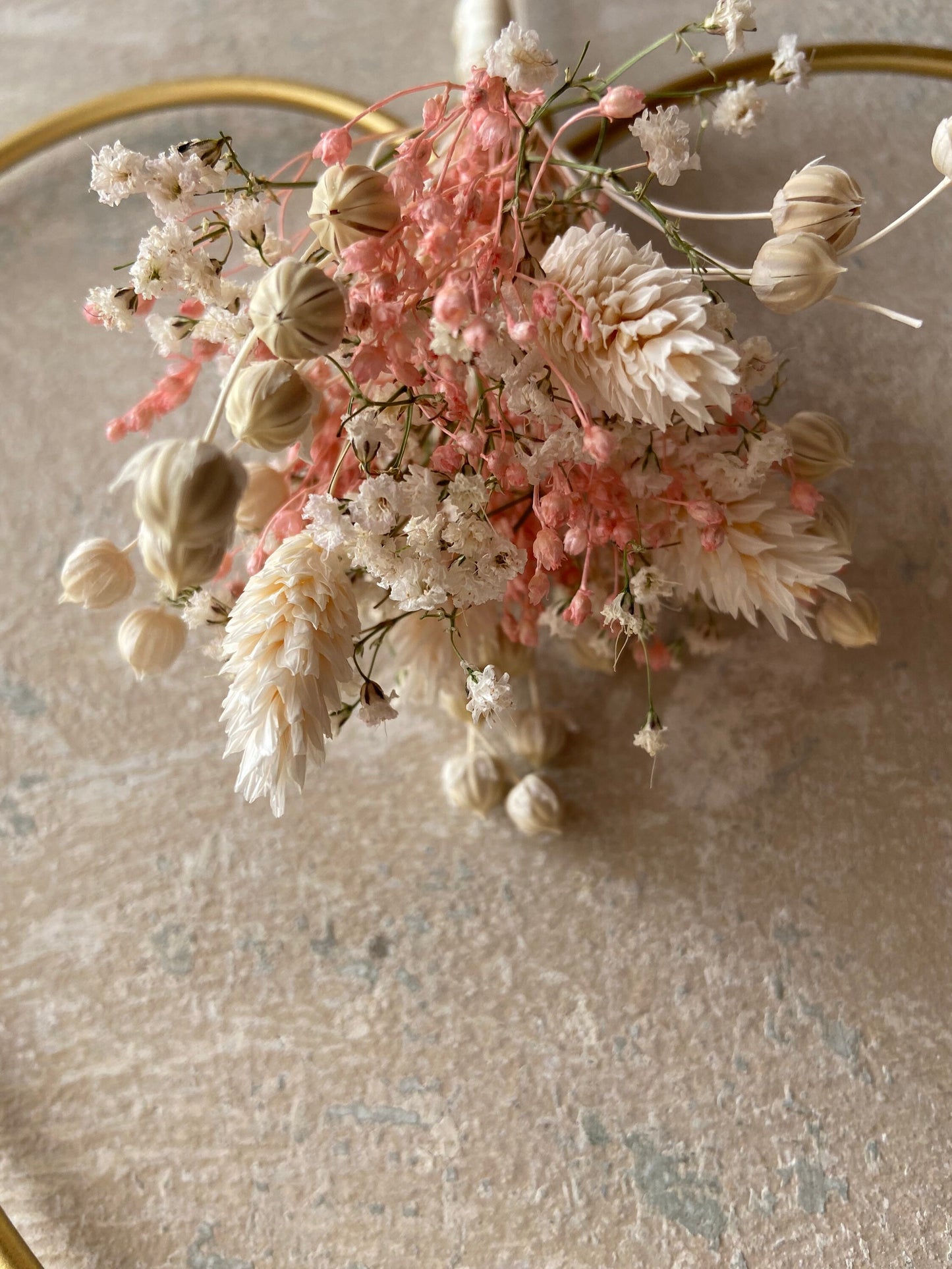Herz | Trockenblumen Strauß | Schleifenband | rosa | weiß | gold | kleines Herz | getrocknete Blüten Gräser | kleine Geschenke | von Herzen
