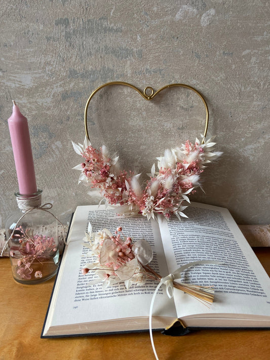 Herz | Trockenblumen | Schleifenband | rosa | weiß | gold | kleines Herz | getrocknete Blüten Gräser | kleine Geschenke | von Herzen