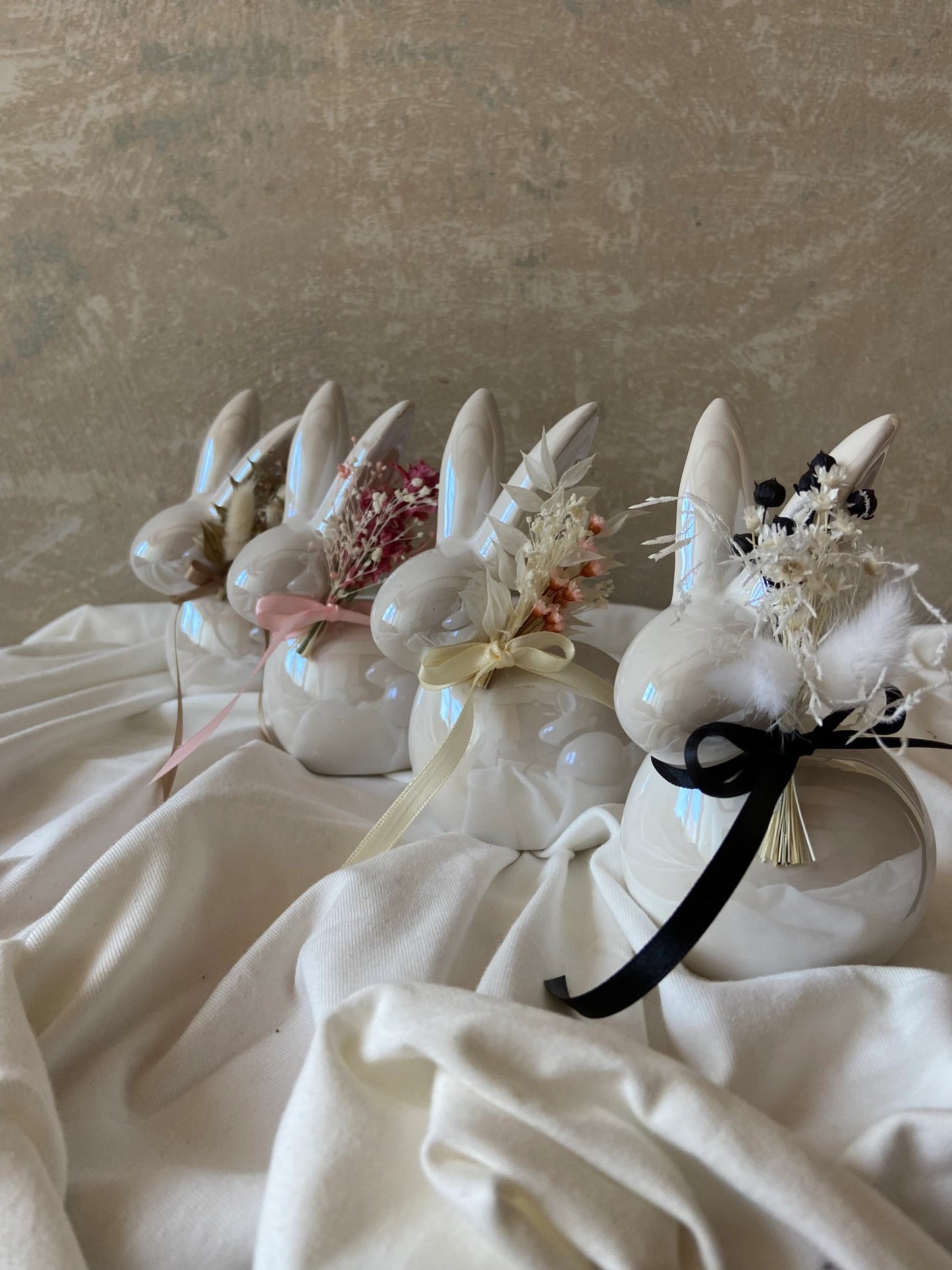 Hase | Osterhase | Keramikhase | getrocknete Blüten | Ostern | Ostertisch | Osterdeko |Trockenblumen | Deko | Tischdeko