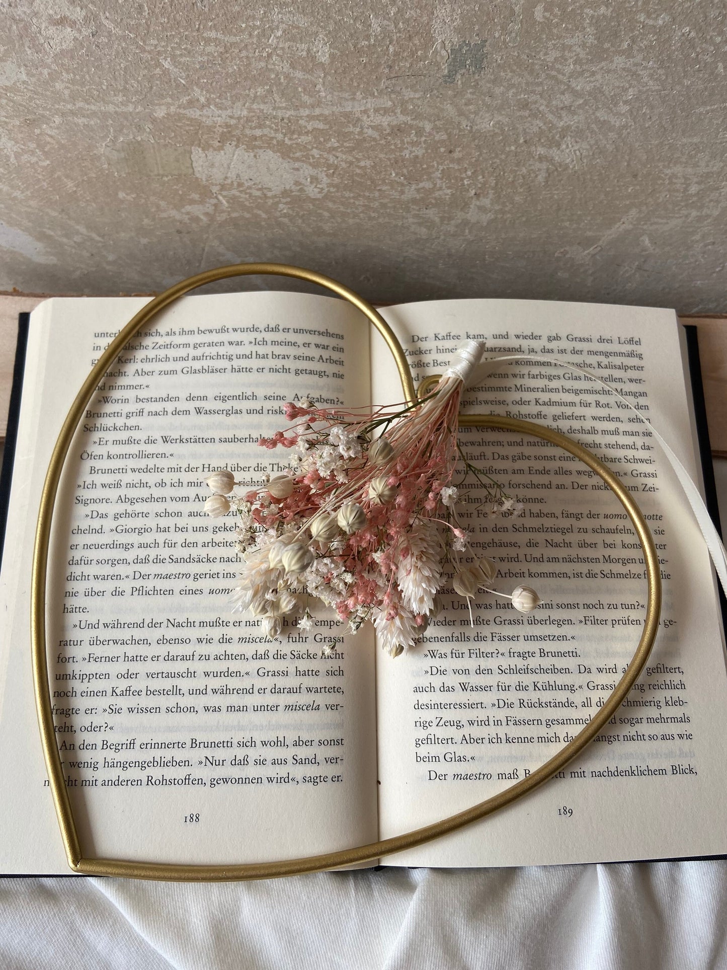 Herz | Trockenblumen Strauß | Schleifenband | rosa | weiß | gold | kleines Herz | getrocknete Blüten Gräser | kleine Geschenke | von Herzen