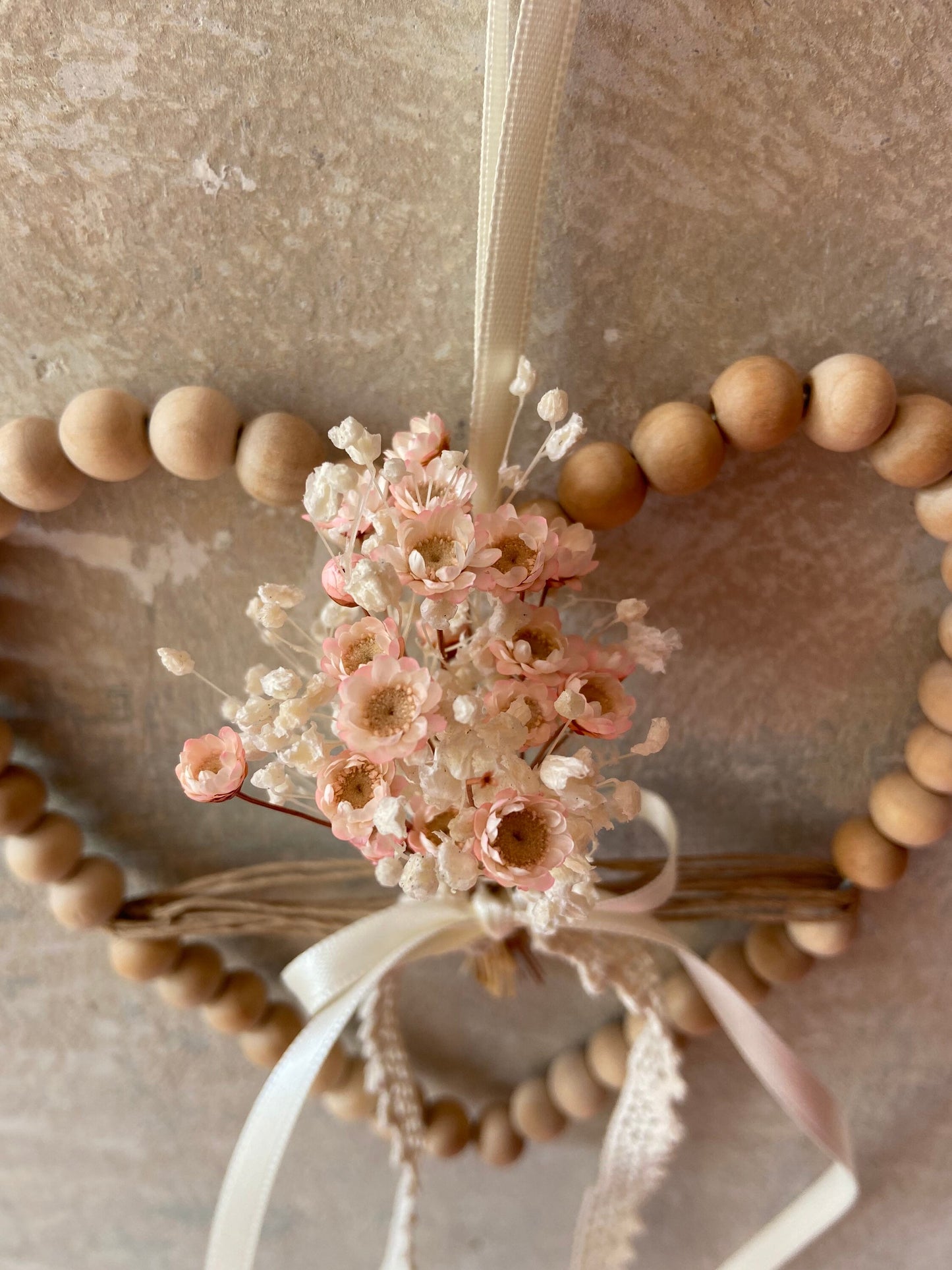 Herz | Holzperlen | Trockenblumen Strauß | Schleifenband | rosa | weiß | kleines Herz | getrocknete Blüten Gräser | Muttertag | Geschenk
