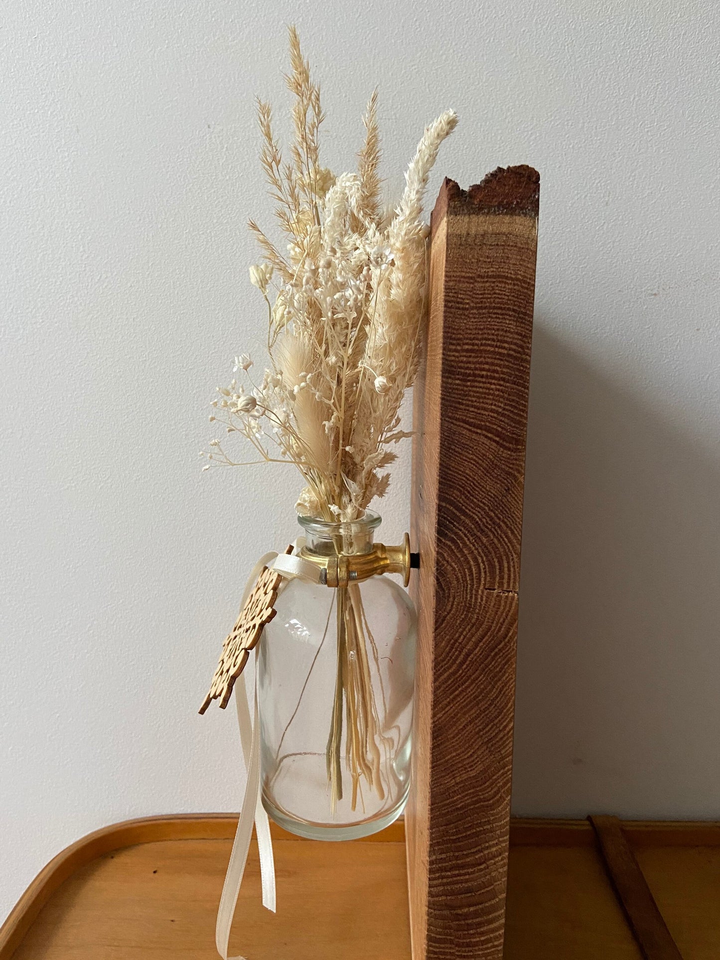 Holzbrett mit Glasvase | Wandschmuck | Trockenblumenstrauß | Holzbrett | Schneeflocke | Geschenk | Weihnachten