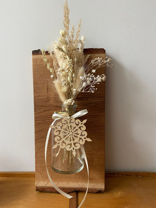 Holzbrett mit Glasvase | Wandschmuck | Trockenblumenstrauß | Holzbrett | Schneeflocke | Geschenk | Weihnachten