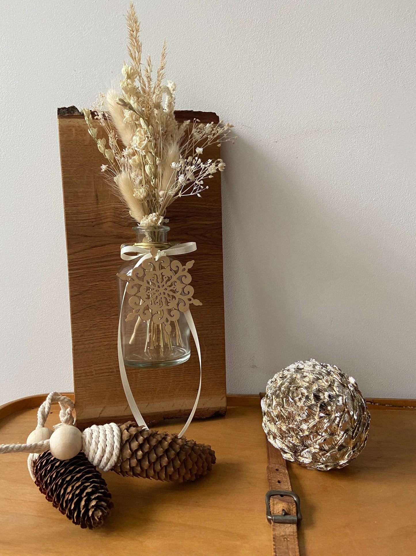 Holzbrett mit Glasvase | Wandschmuck | Trockenblumenstrauß | Holzbrett | Schneeflocke | Geschenk | Weihnachten