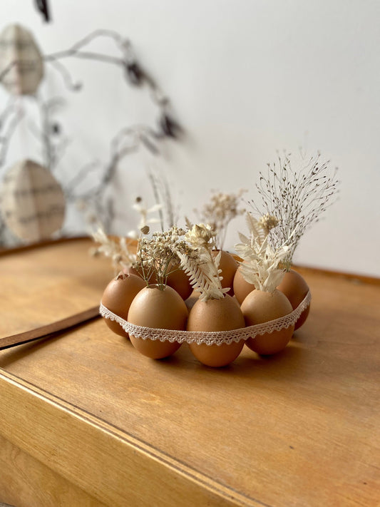 Eierkranz | Trockenblumen | Osterdekoration | Ei | Spitzenband | Tischdekoration | Frühlingsdeko | Festtagstisch | VintageOstern | zart