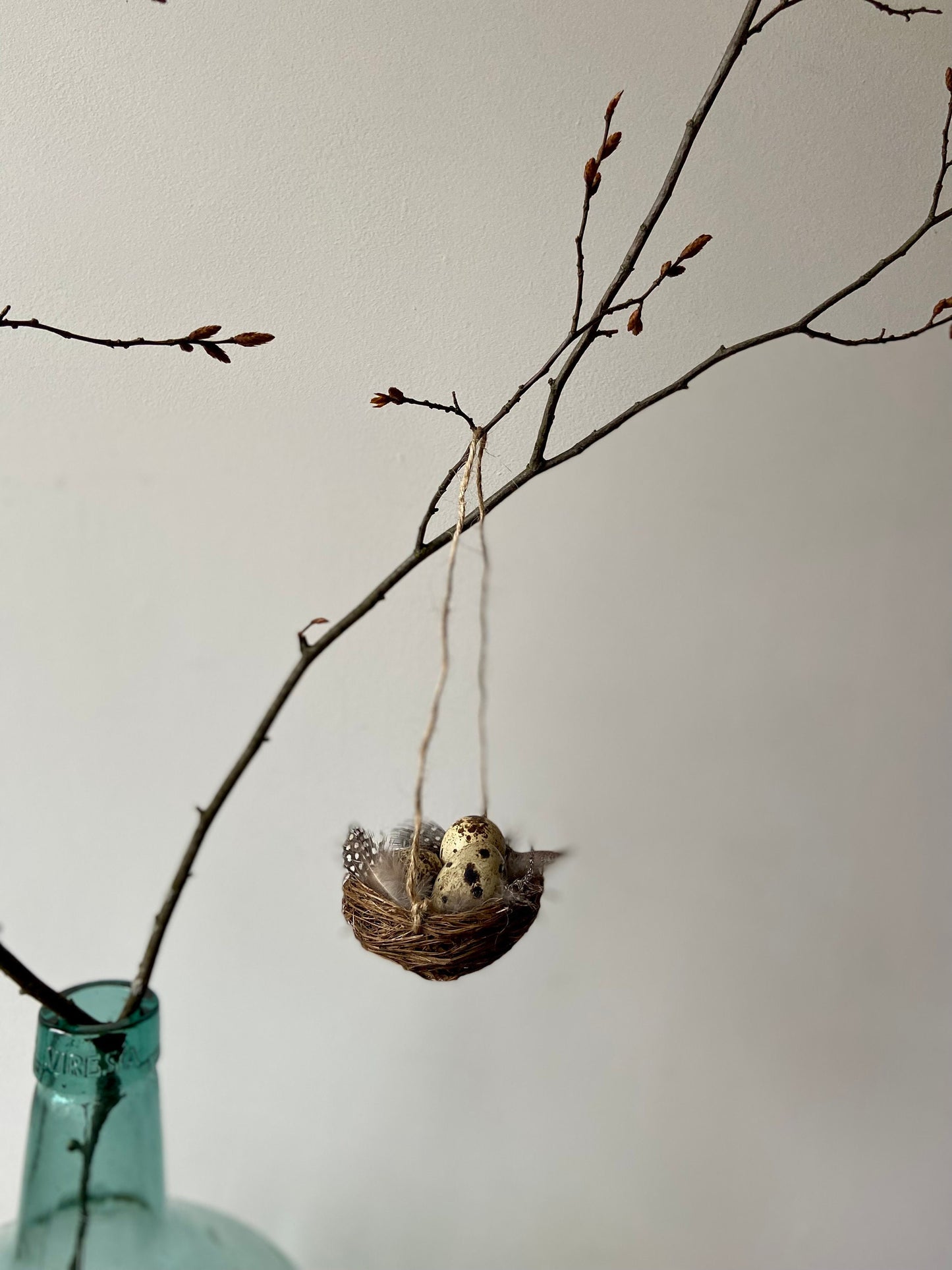 Hängende Nestchen mit Wachteleiern & Federn | Ostern | Frühling | Dekoration | Osterdeko | natürliche Deko | Skandinavisch | schlicht