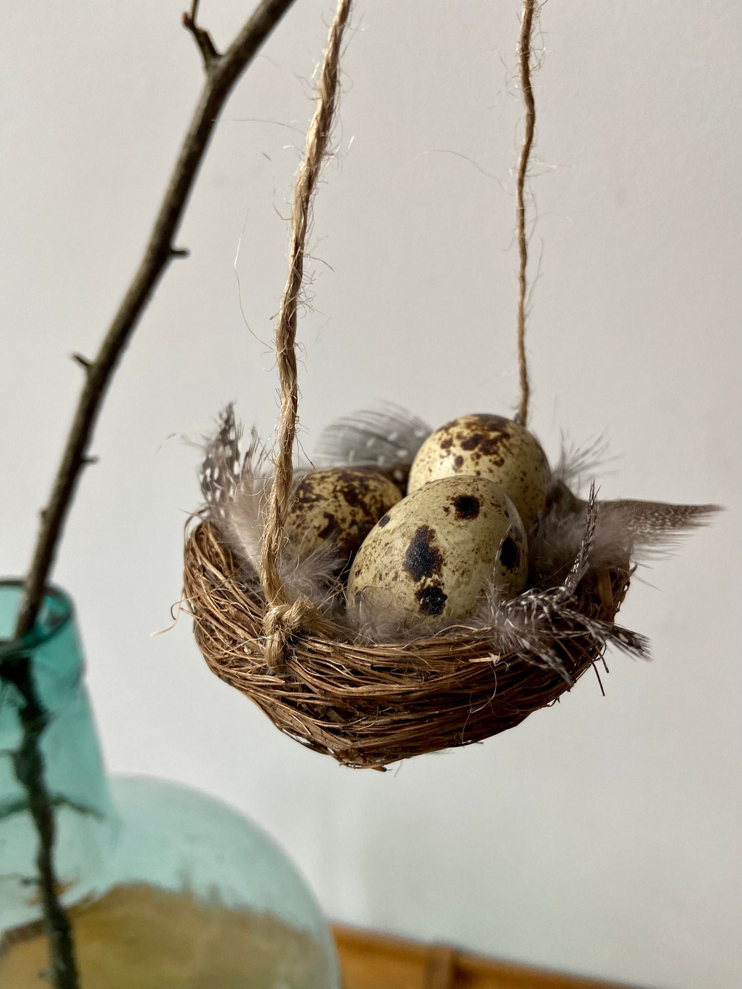 Hängende Nestchen mit Wachteleiern & Federn | Ostern | Frühling | Dekoration | Osterdeko | natürliche Deko | Skandinavisch | schlicht