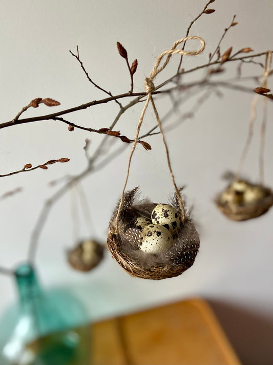 Hängende Nestchen mit Wachteleiern & Federn | Ostern | Frühling | Dekoration | Osterdeko | natürliche Deko | Skandinavisch | schlicht