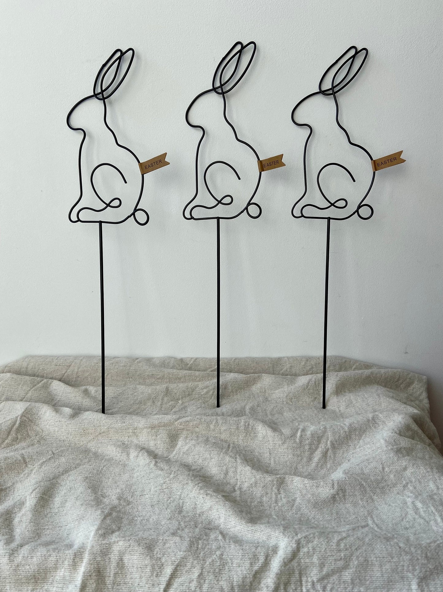 Metall Hase | Osterhase | Frühlingsdeko | Osterdekorstion | Oster Topper | Hase | schwarz | Blüten | Stab