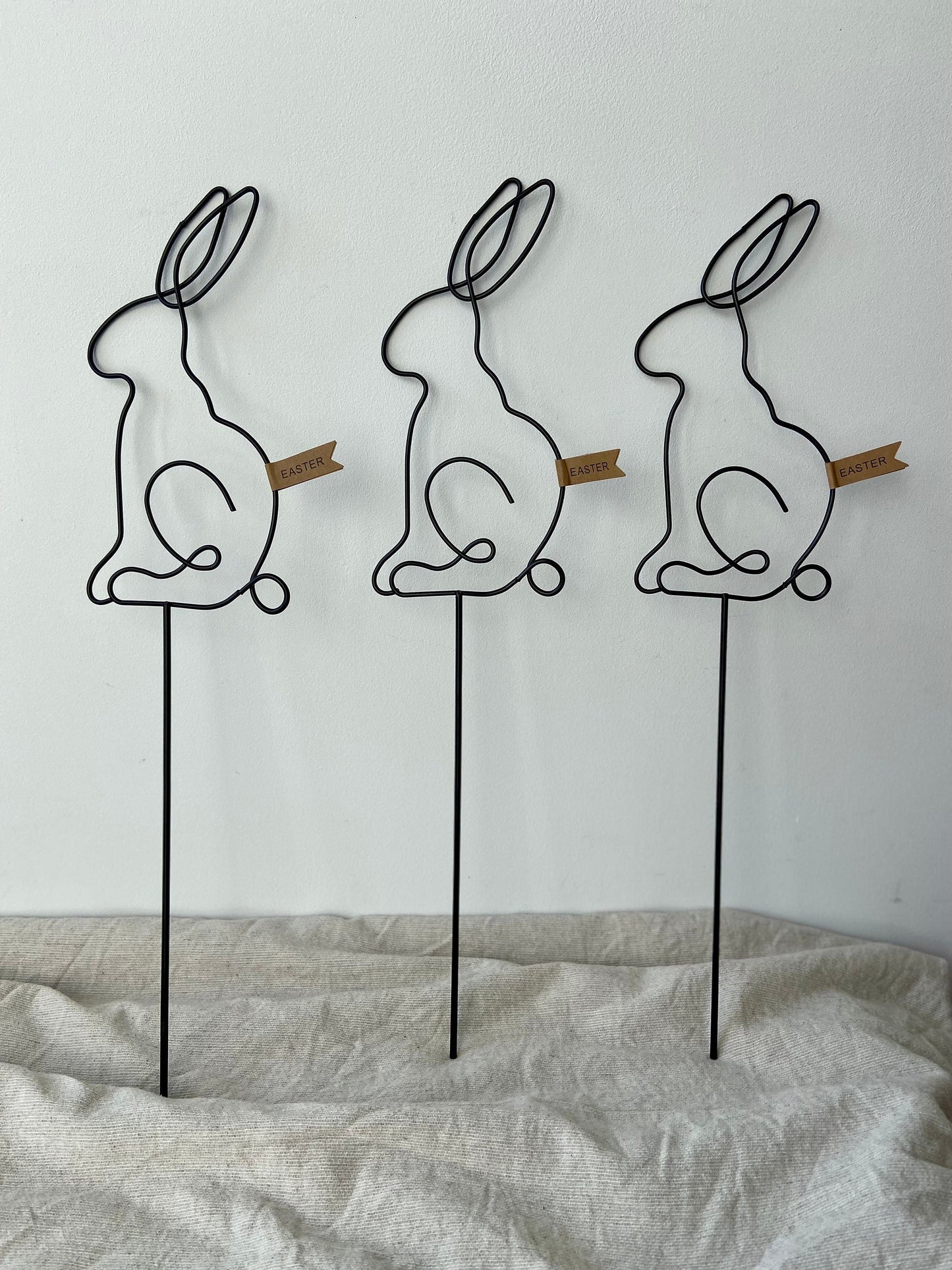 Metall Hase | Osterhase | Frühlingsdeko | Osterdekorstion | Oster Topper | Hase | schwarz | Blüten | Stab