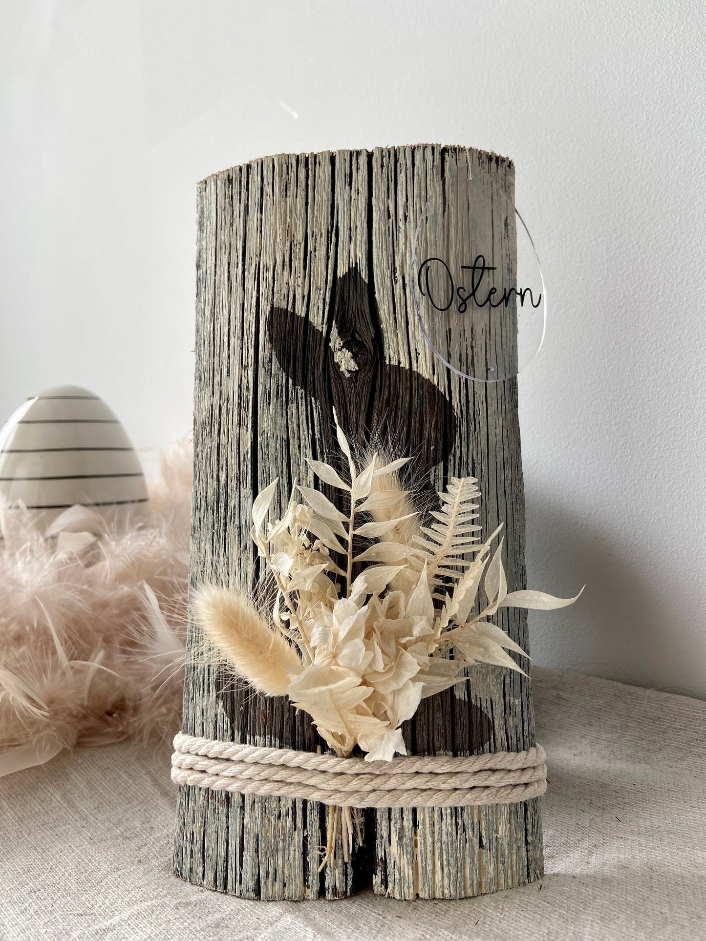 Osterhase auf Holz | Osterdeko | Frühlingsdekoration | Holzdeko | schönes fürs Zuhause | Wohndeko | Hase | Trockenblumen