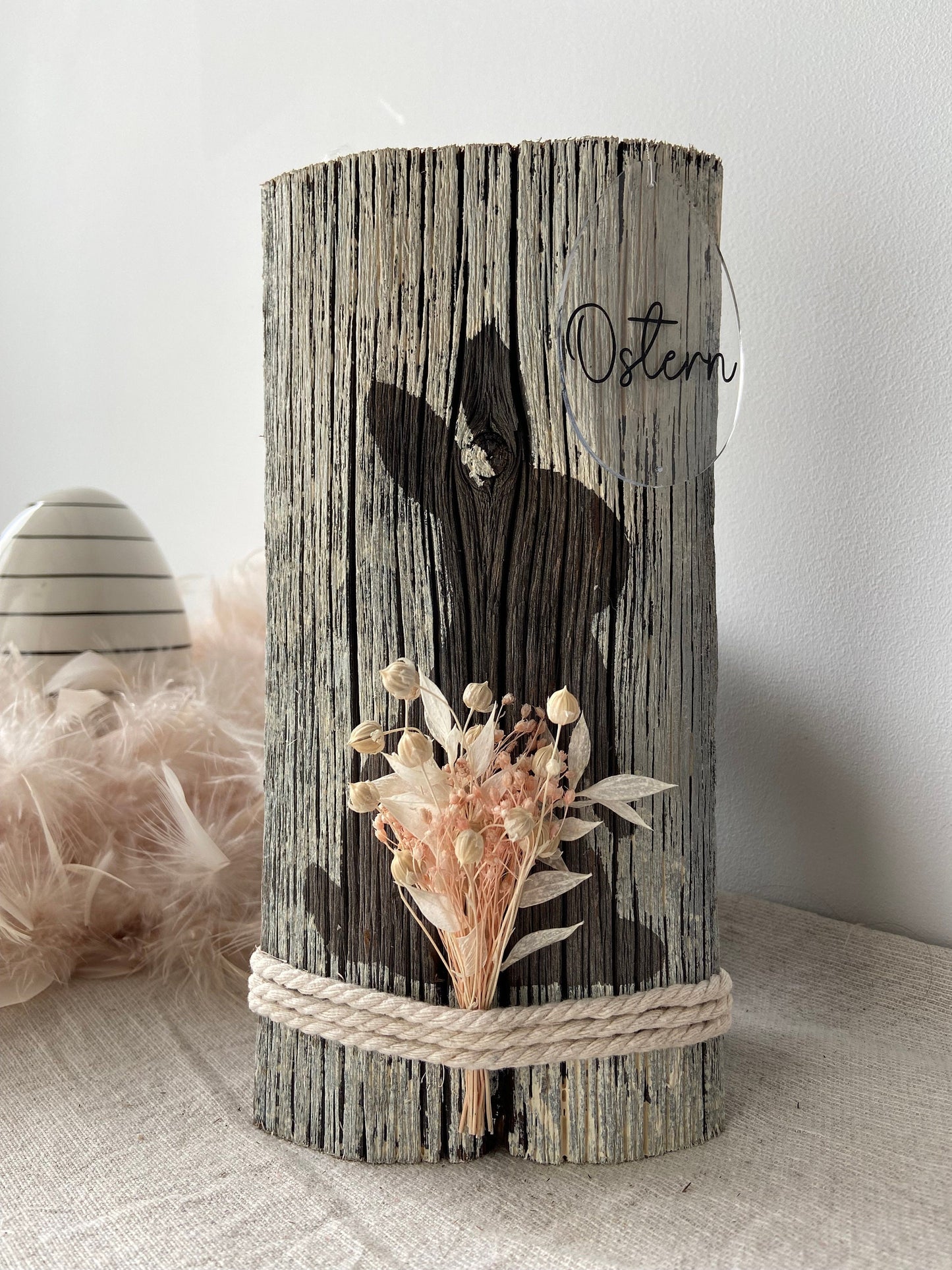 Osterhase auf Holz | Osterdeko | Frühlingsdekoration | Holzdeko | schönes fürs Zuhause | Wohndeko | Hase | Trockenblumen