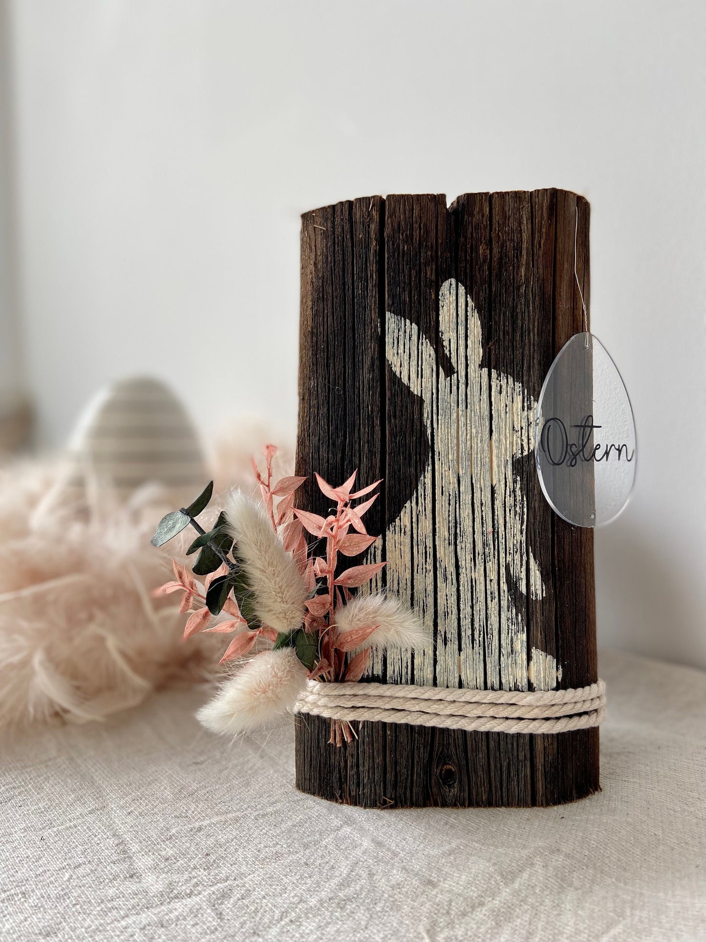 Osterhase auf Holz | Osterdeko | Frühlingsdekoration | Holzdeko | schönes fürs Zuhause | Wohndeko | Hase | Trockenblumen