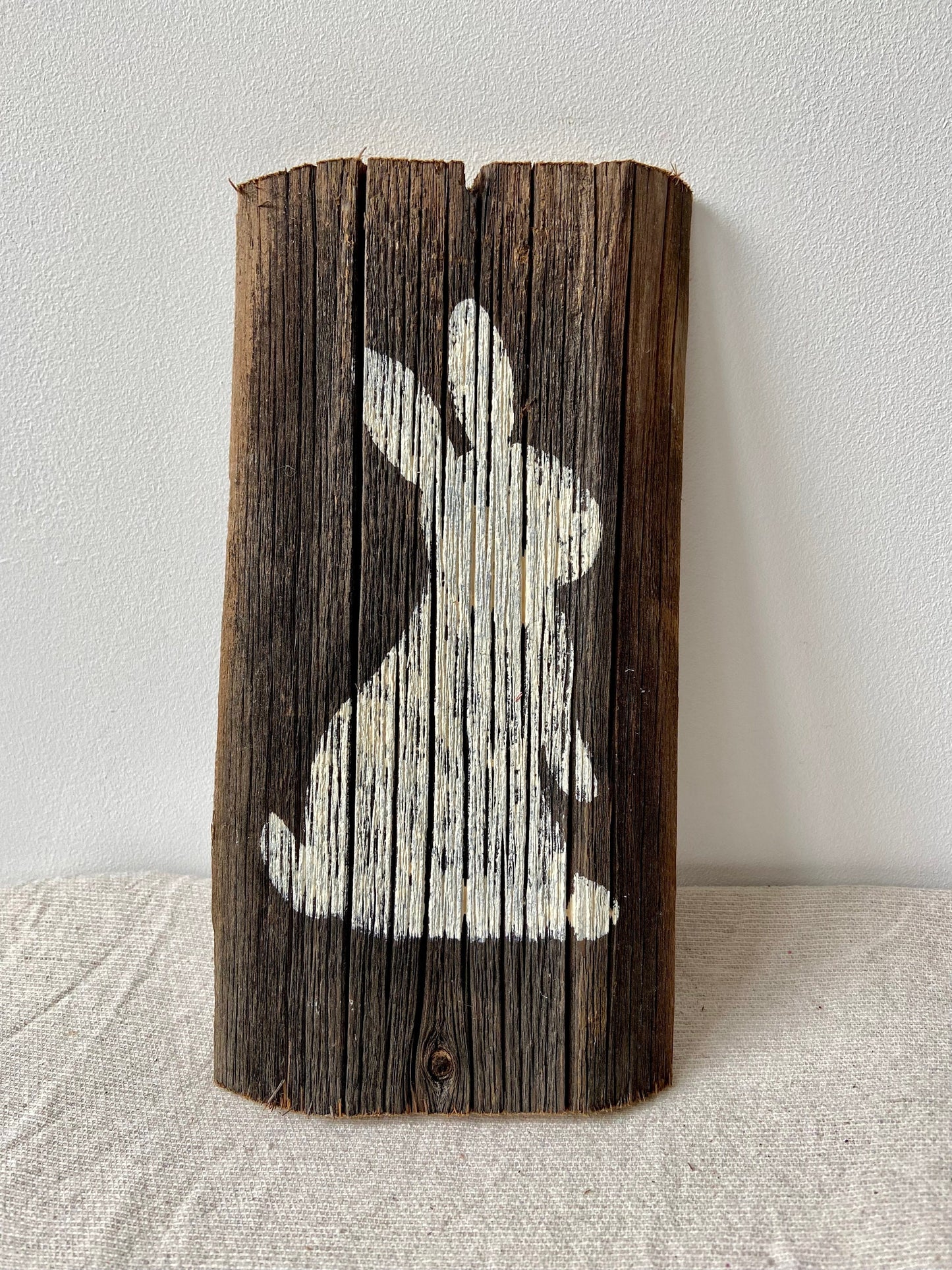 Osterhase auf Holz | Osterdeko | Frühlingsdekoration | Holzdeko | schönes fürs Zuhause | Wohndeko | Hase | Trockenblumen