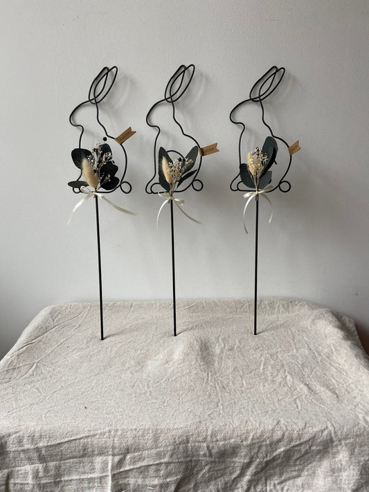 Metall Hase | Osterhase | Frühlingsdeko | Osterdekorstion | Oster Topper | Hase | schwarz | Blüten | Stab