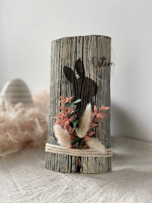 Osterhase auf Holz | Osterdeko | Frühlingsdekoration | Holzdeko | schönes fürs Zuhause | Wohndeko | Hase | Trockenblumen