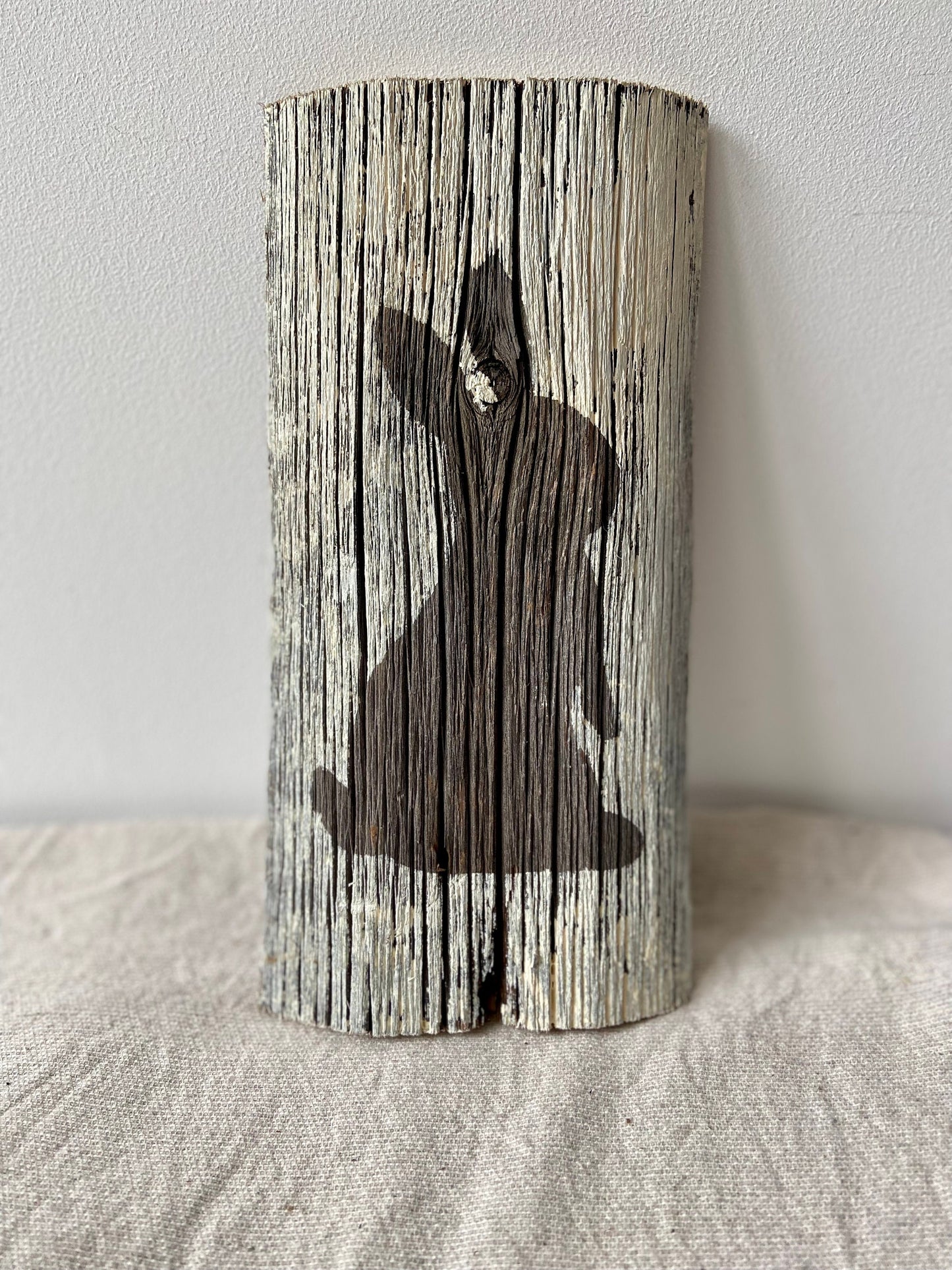 Osterhase auf Holz | Osterdeko | Frühlingsdekoration | Holzdeko | schönes fürs Zuhause | Wohndeko | Hase | Trockenblumen