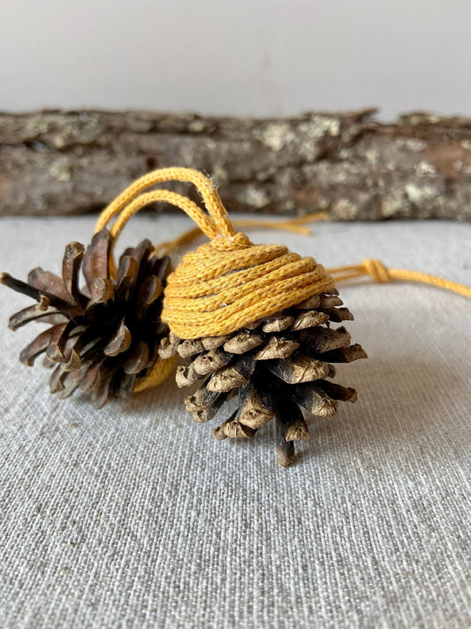 Zapfen der Kiefer | zum aufhängen | Jutegarn | klein | 3-4 cm