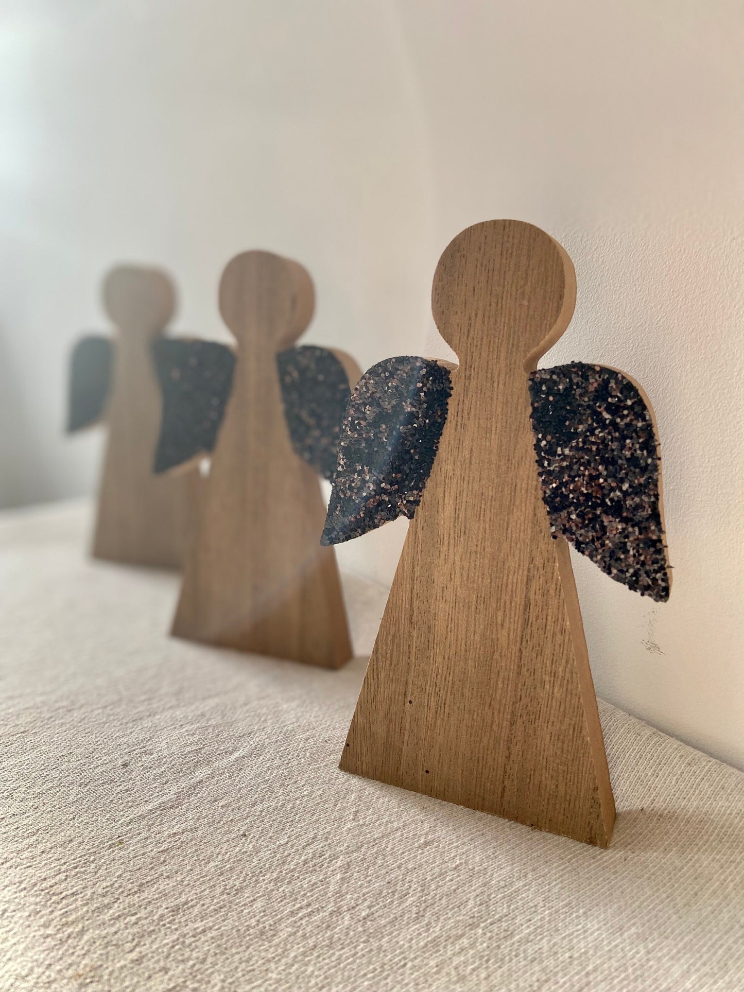 Holzengel mit Glitzerflügel | Schwarz | Glitzer | Engel | Holz | Weihnachtsengel | Adventsdeko | Weihnachtsdeko | Weihnachten | Schutzengel