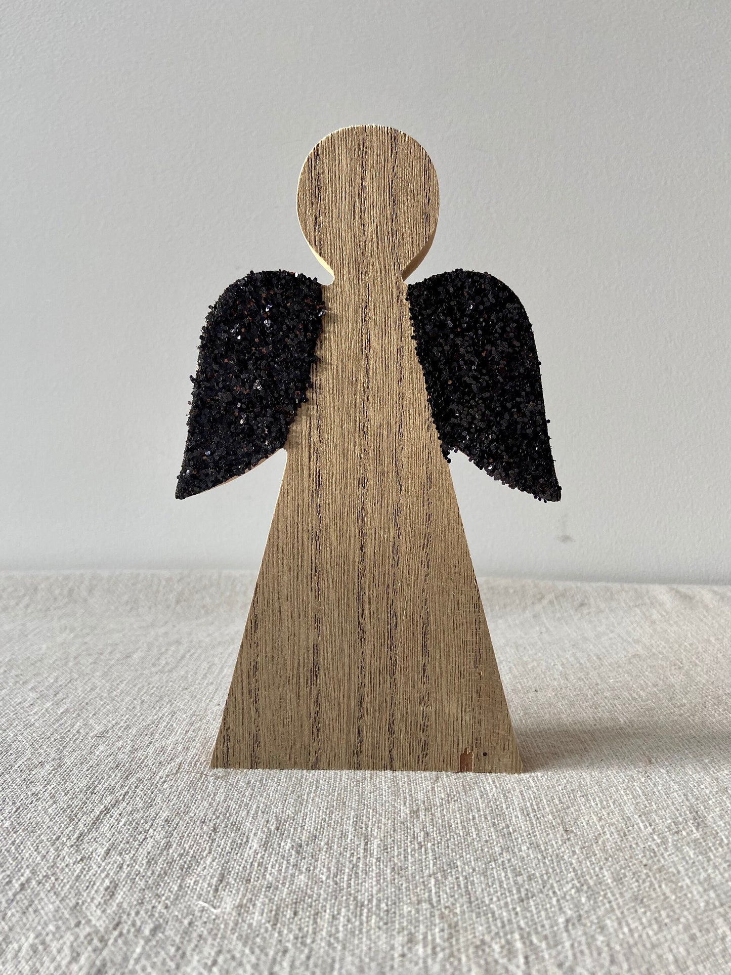 Holzengel mit Glitzerflügel | Schwarz | Glitzer | Engel | Holz | Weihnachtsengel | Adventsdeko | Weihnachtsdeko | Weihnachten | Schutzengel