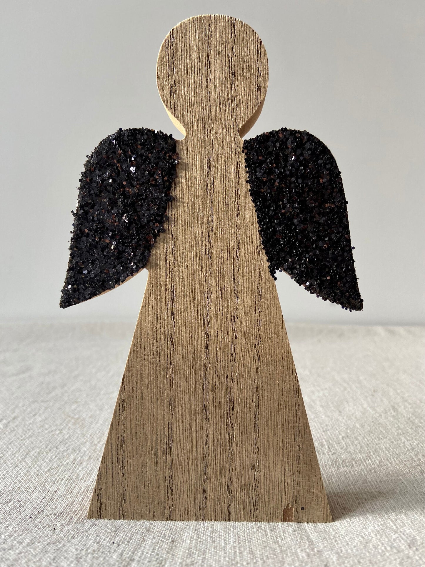 Holzengel mit Glitzerflügel | Schwarz | Glitzer | Engel | Holz | Weihnachtsengel | Adventsdeko | Weihnachtsdeko | Weihnachten | Schutzengel