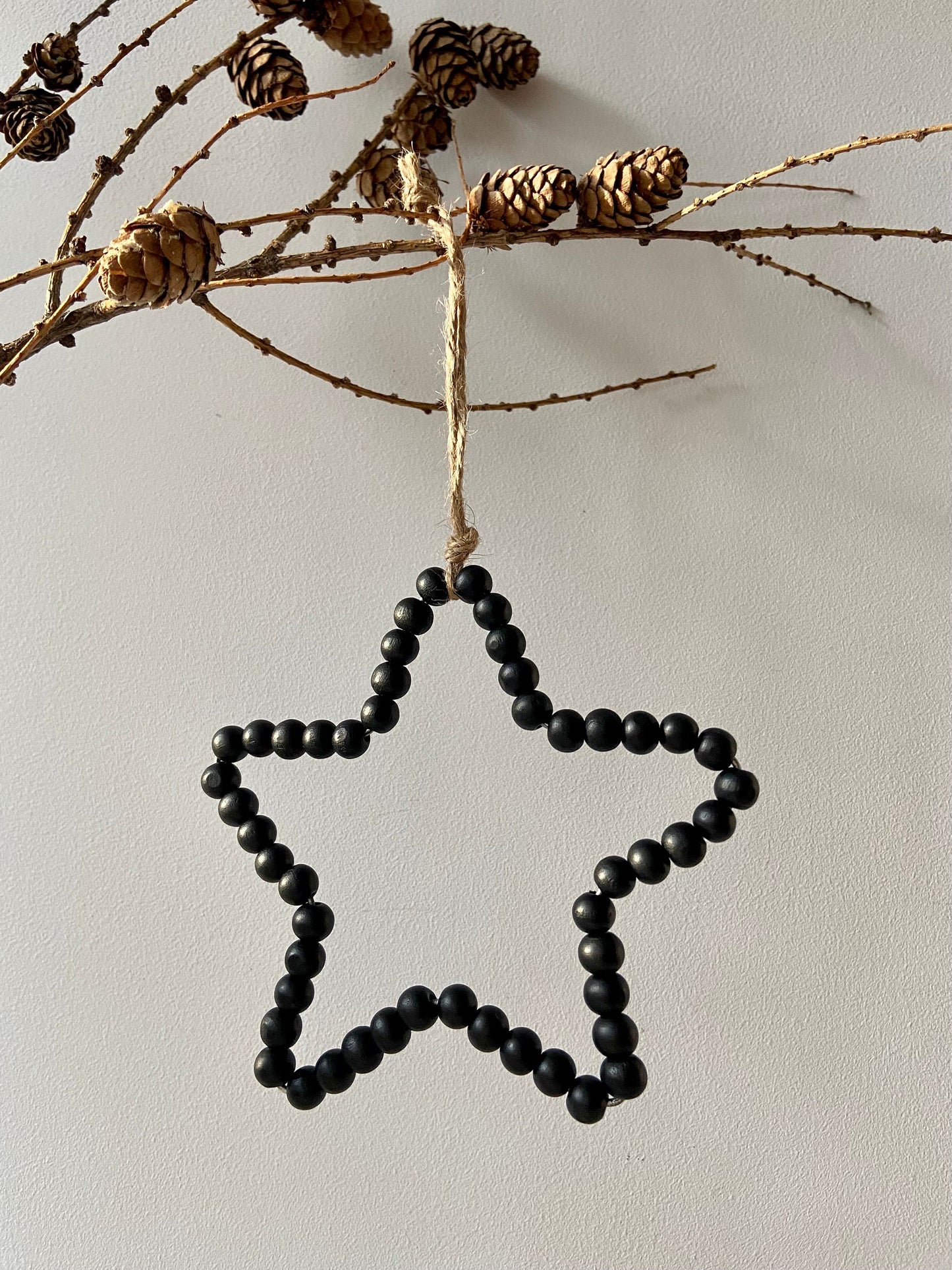 Stern | Holzperlen | Anhänger | Weihnachten | Baumschmuck | Geschenkschmuck | schwarz | Christbaum | Winterdeko | Advent | Skandinsvisch
