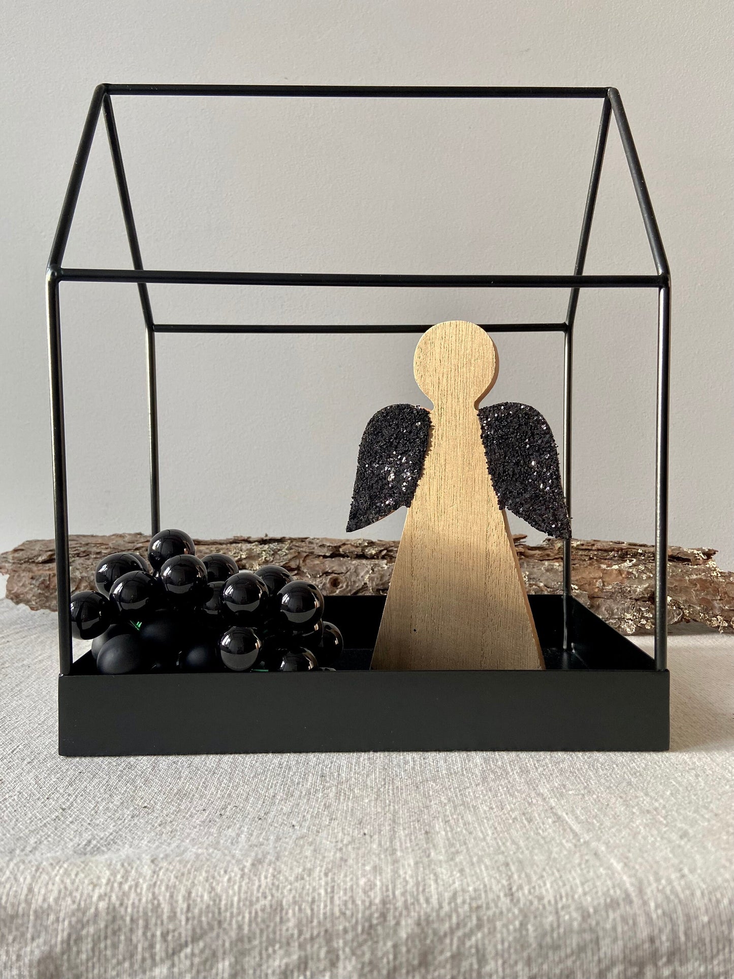 Holzengel mit Glitzerflügel | Schwarz | Glitzer | Engel | Holz | Weihnachtsengel | Adventsdeko | Weihnachtsdeko | Weihnachten | Schutzengel