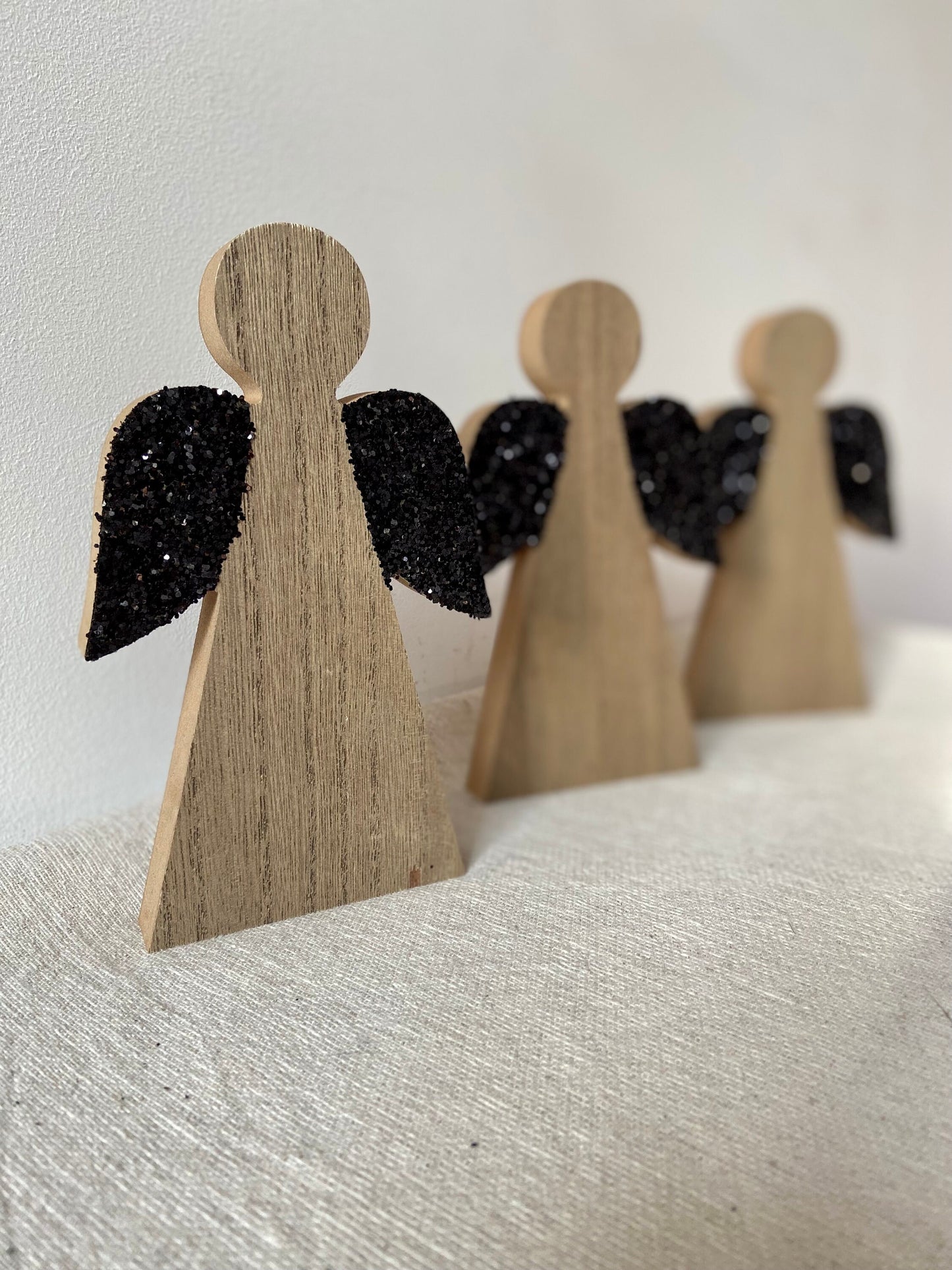 Holzengel mit Glitzerflügel | Schwarz | Glitzer | Engel | Holz | Weihnachtsengel | Adventsdeko | Weihnachtsdeko | Weihnachten | Schutzengel