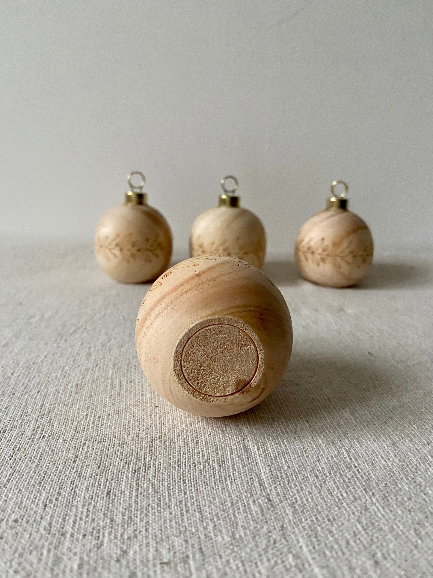 Holzkugeln für Tischkarten | Tischkartenhalter | Holz | Weihnachten | Adventsdeko | Hochzeit | Platzkarten | Holzkugeln | Blumen | Ostern