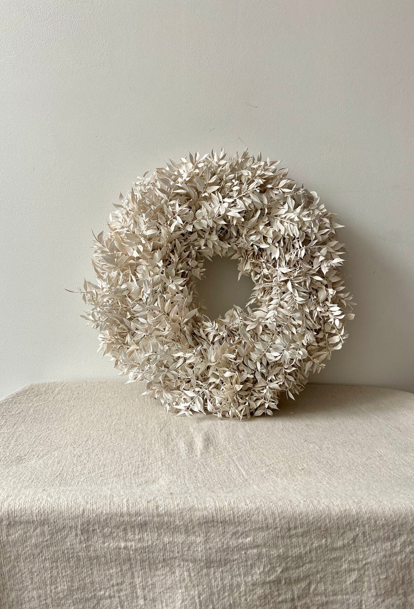 Kranz aus Ruskus | weiß | Trockenblumen | Home Decor | Blumenkranz | Ruskuskranz | Deko | Boho-Style | Skandinavisch | Mäuseohr | Mäusedorn