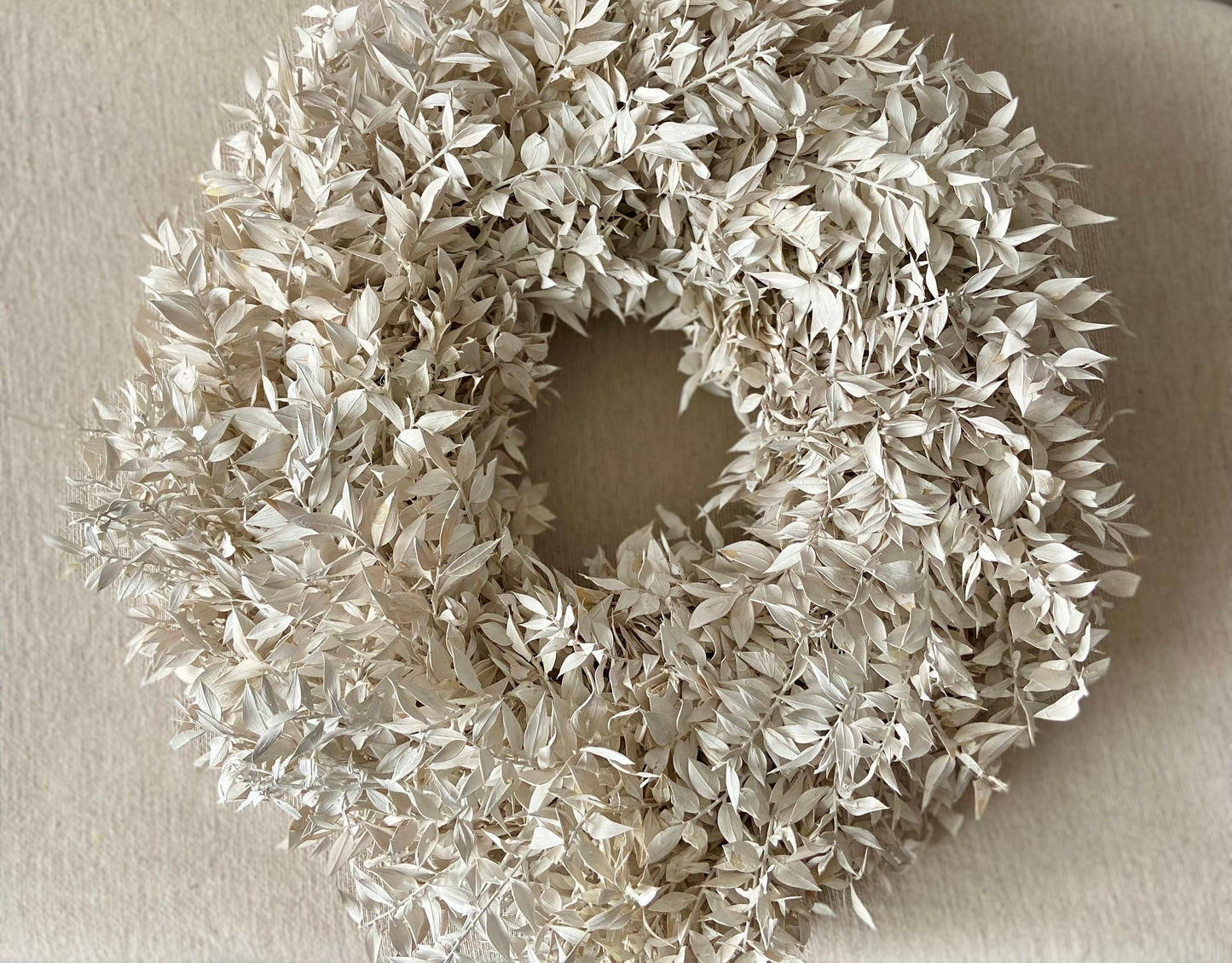 Kranz aus Ruskus | weiß | Trockenblumen | Home Decor | Blumenkranz | Ruskuskranz | Deko | Boho-Style | Skandinavisch | Mäuseohr | Mäusedorn