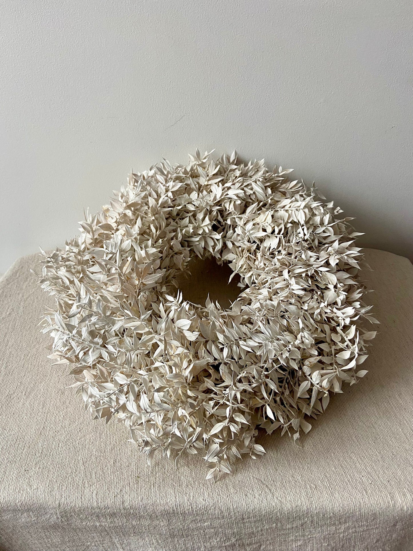 Kranz aus Ruskus | weiß | Trockenblumen | Home Decor | Blumenkranz | Ruskuskranz | Deko | Boho-Style | Skandinavisch | Mäuseohr | Mäusedorn