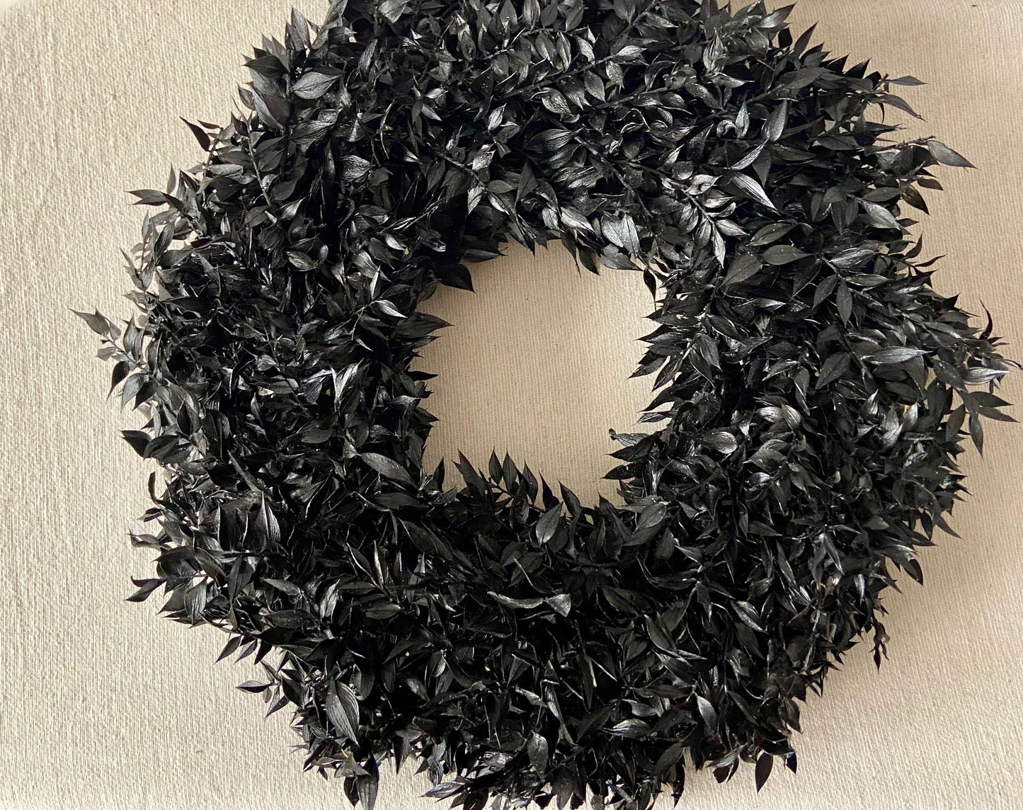 Kranz aus Ruskus | Schwarz | Trockenblumen | Home Decor | Blumenkranz | Ruskuskranz | Deko | Boho-Style | Skandinavisch