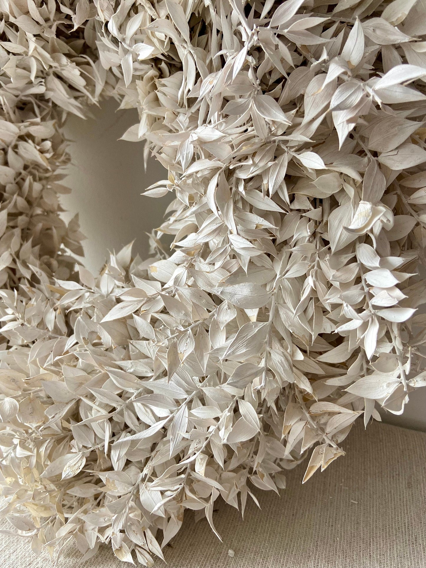 Kranz aus Ruskus | weiß | Trockenblumen | Home Decor | Blumenkranz | Ruskuskranz | Deko | Boho-Style | Skandinavisch | Mäuseohr | Mäusedorn