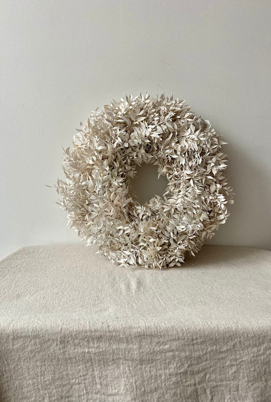 Kranz aus Ruskus | weiß | Trockenblumen | Home Decor | Blumenkranz | Ruskuskranz | Deko | Boho-Style | Skandinavisch | Mäuseohr | Mäusedorn
