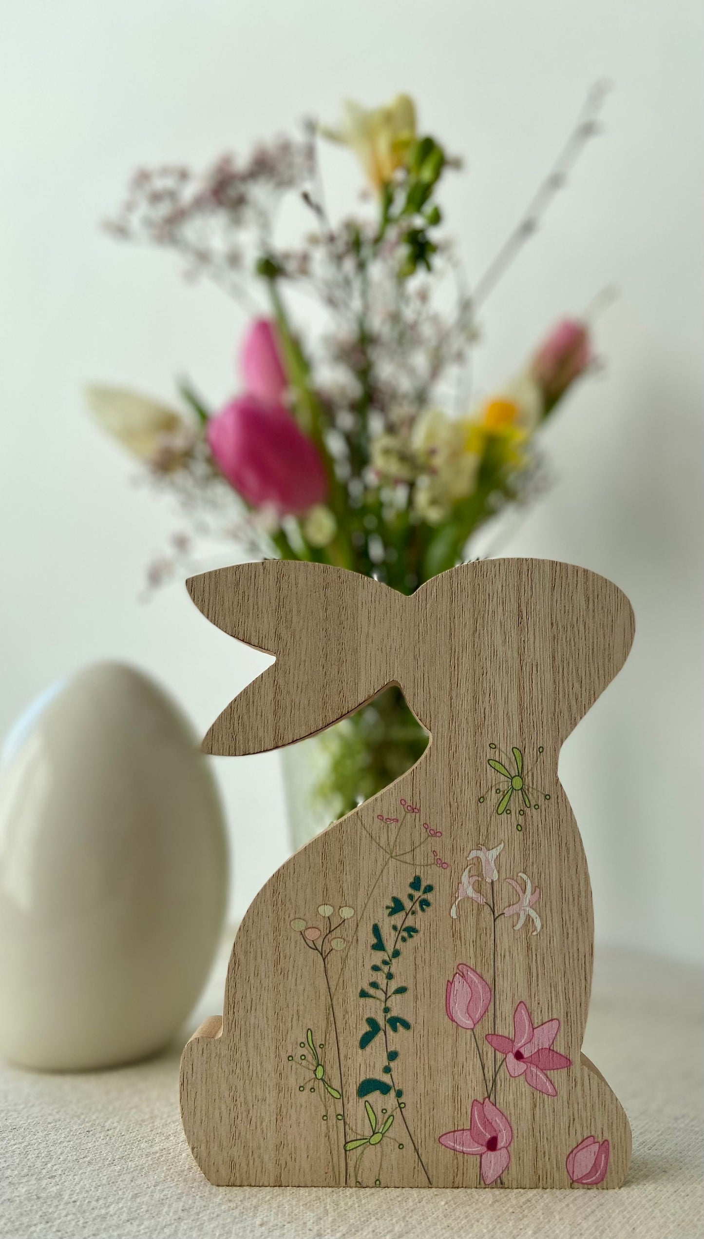 Holzhase mit Blüten | braun | Blumenwiese | Osterhase | Holz | Frühling | Frühlingsdeko | Osterdeko | Ostern | Hase