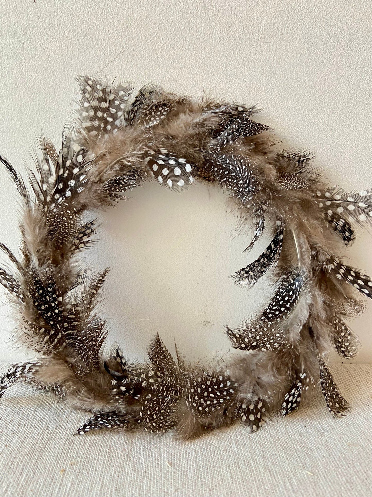 Perlhuhnfedernkranz | Federn | Ostern | Deko | Kranz | Türschmuck | Fensterdeko | klein aber fein | Osterschmuck | Schmuck fürs Zuhause