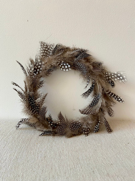 Perlhuhnfedernkranz | Federn | Ostern | Deko | Kranz | Türschmuck | Fensterdeko | klein aber fein | Osterschmuck | Schmuck fürs Zuhause