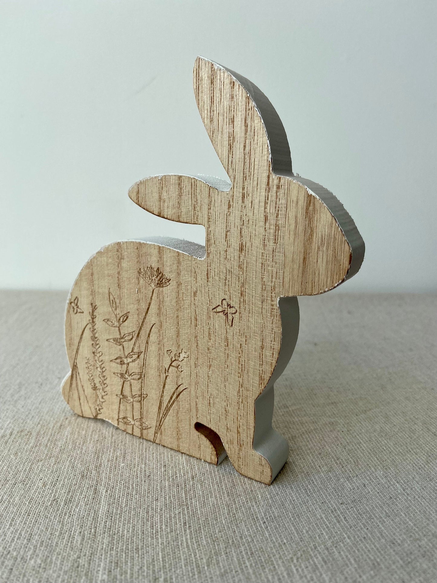 Holzhase mit Blüten | weiß | Blumenwiese | Osterhase | Holz | Frühling | Frühlingsdeko | Osterdeko | Ostern | Hase | Osterei