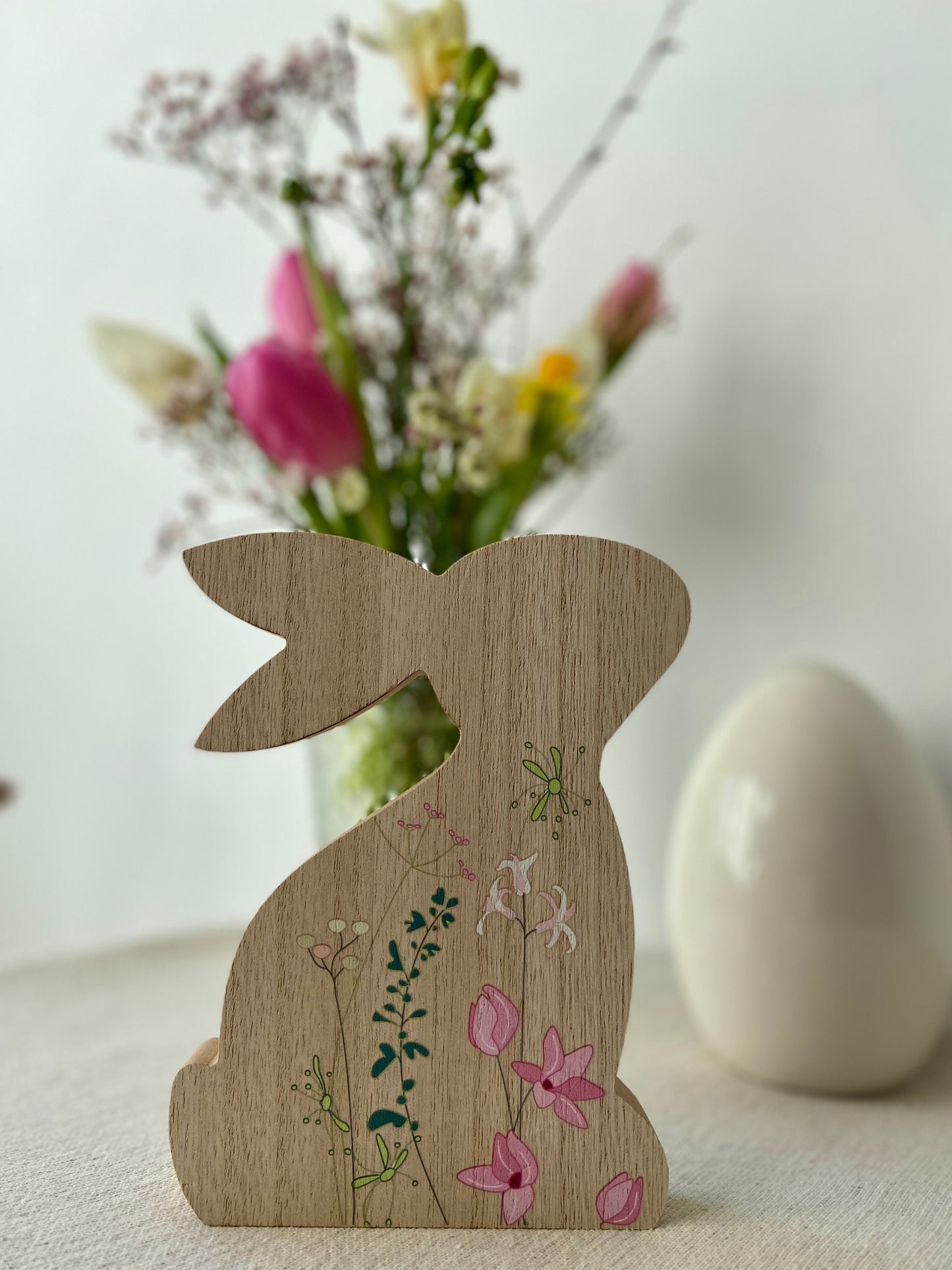 Holzhase mit Blüten | braun | Blumenwiese | Osterhase | Holz | Frühling | Frühlingsdeko | Osterdeko | Ostern | Hase