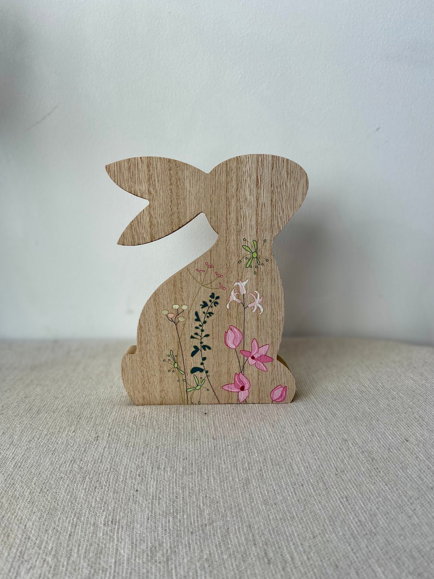 Holzhase mit Blüten | braun | Blumenwiese | Osterhase | Holz | Frühling | Frühlingsdeko | Osterdeko | Ostern | Hase
